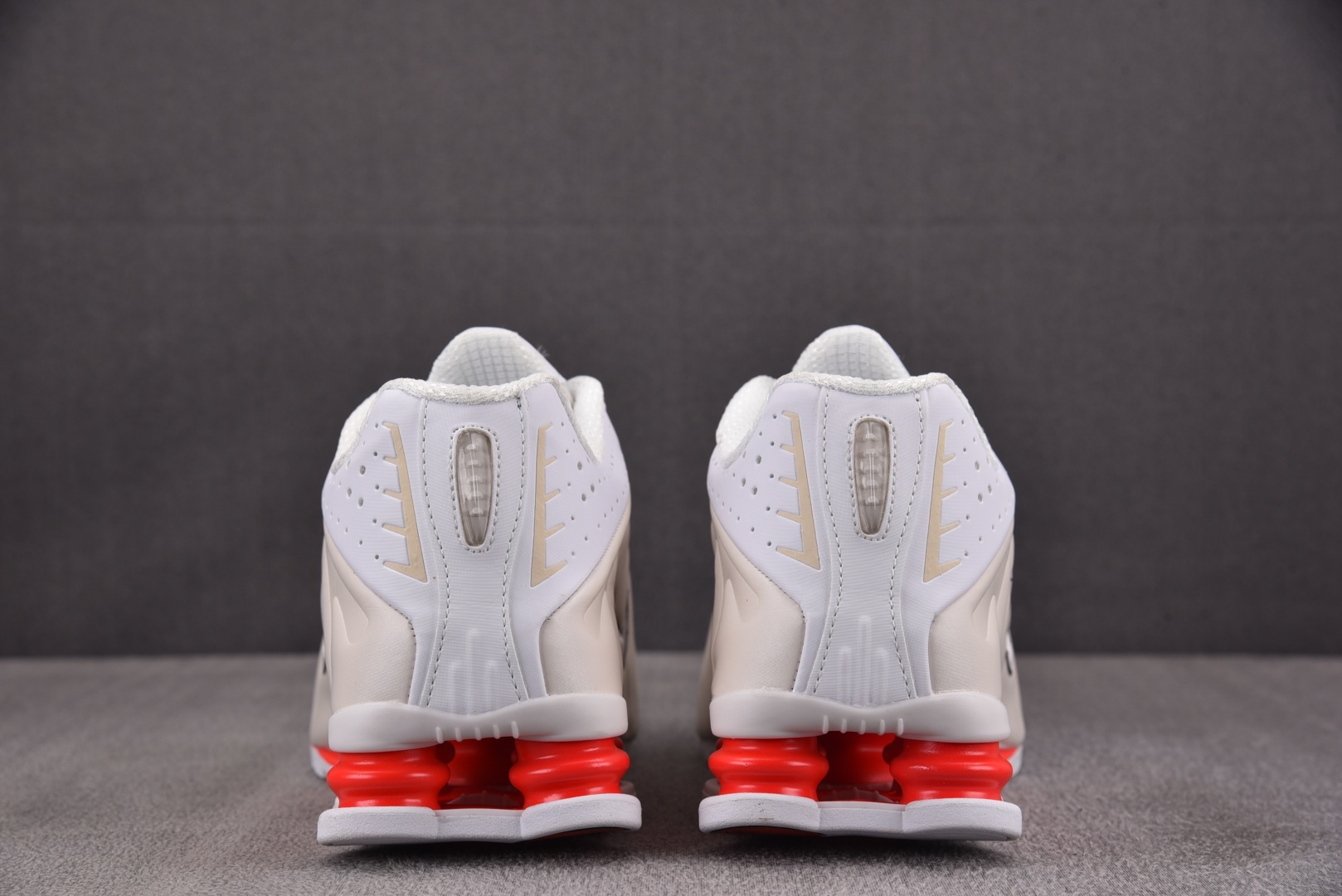 Shox 尺码36-45

纯原版出品-NK Shox R4 White Phantom Picante