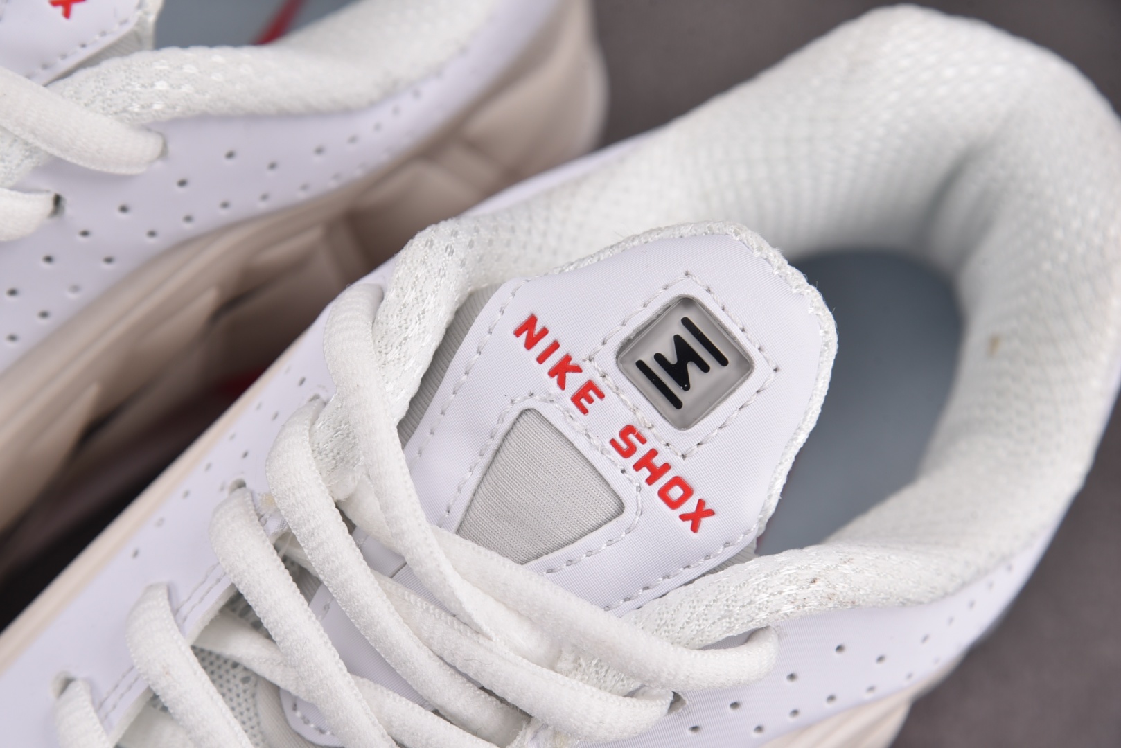Shox 尺码36-45

纯原版出品-NK Shox R4 White Phantom Picante