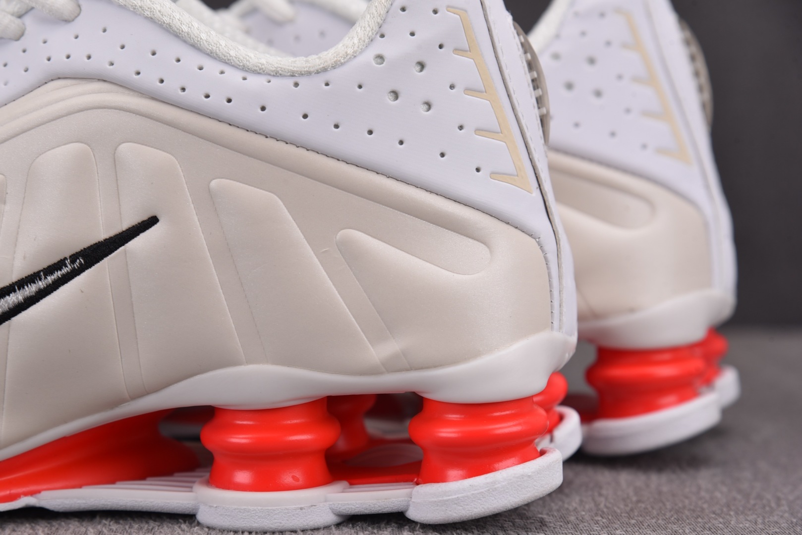 Shox 尺码36-45

纯原版出品-NK Shox R4 White Phantom Picante