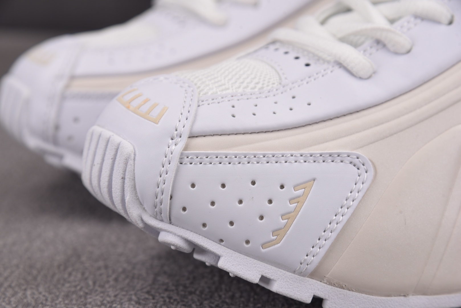 Shox 尺码36-45

纯原版出品-NK Shox R4 White Phantom Picante