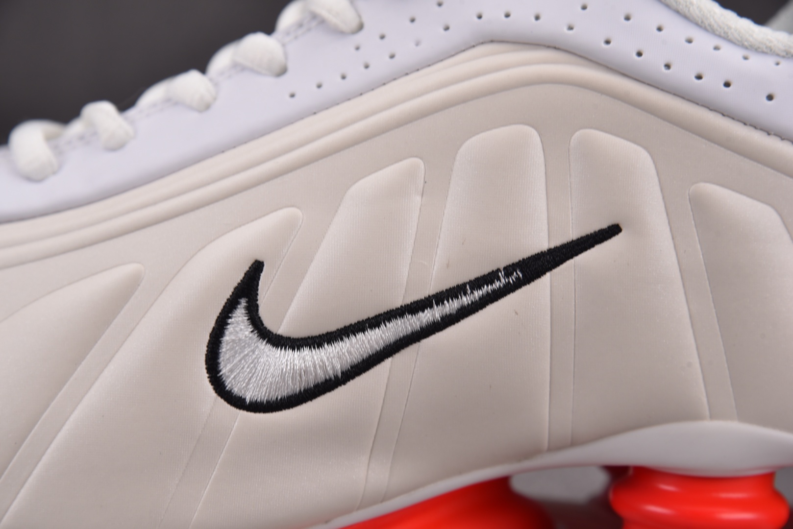 Shox 尺码36-45

纯原版出品-NK Shox R4 White Phantom Picante