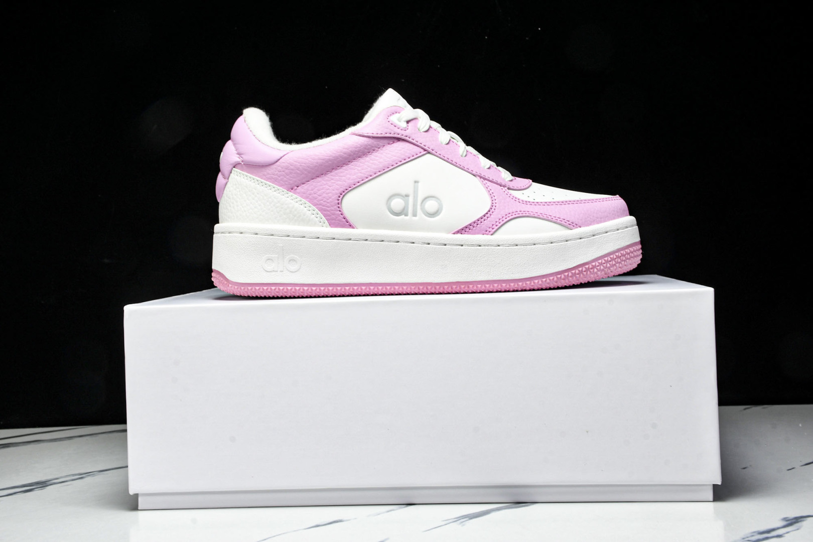 ALo yoga 尺码35-40

纯原版出品-ALo yoga Recover Mode Em 防滑耐