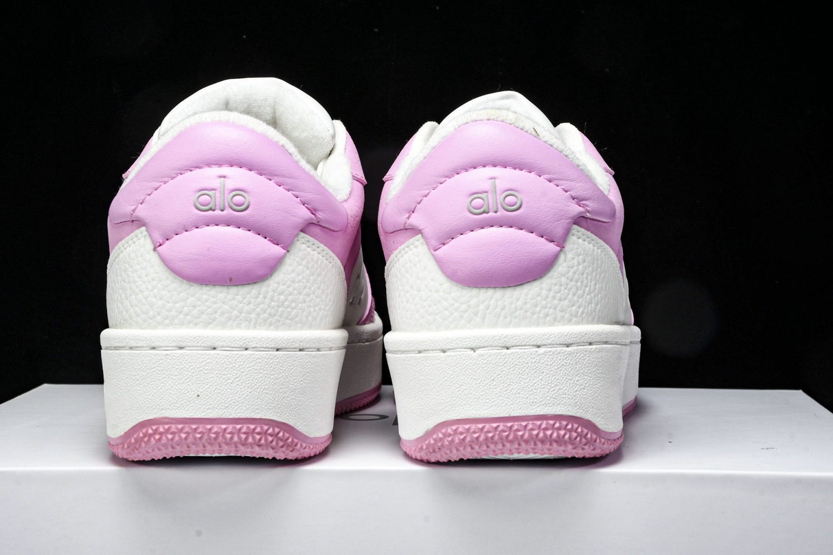 ALo yoga 尺码35-40

纯原版出品-ALo yoga Recover Mode Em 防滑耐