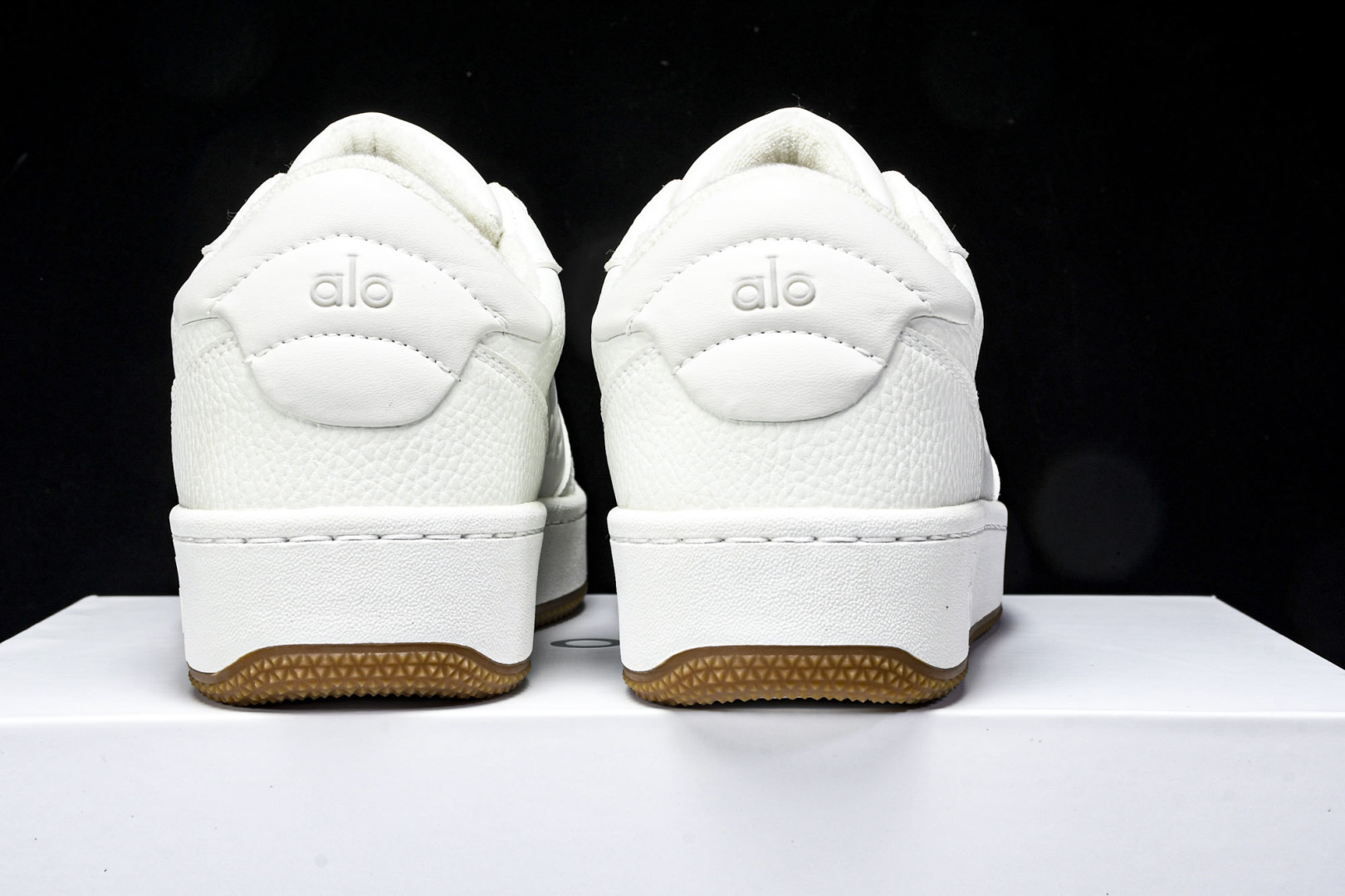 ALo yoga 尺码35-46

纯原版出品-ALo yoga Recover Mode Em 防滑耐