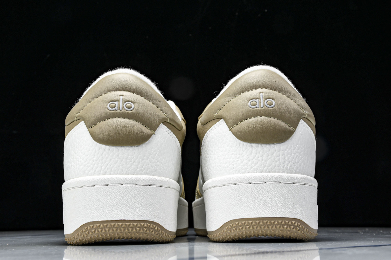 ALo yoga 尺码35-46

纯原版出品-ALo yoga Recover Mode Em 防滑耐