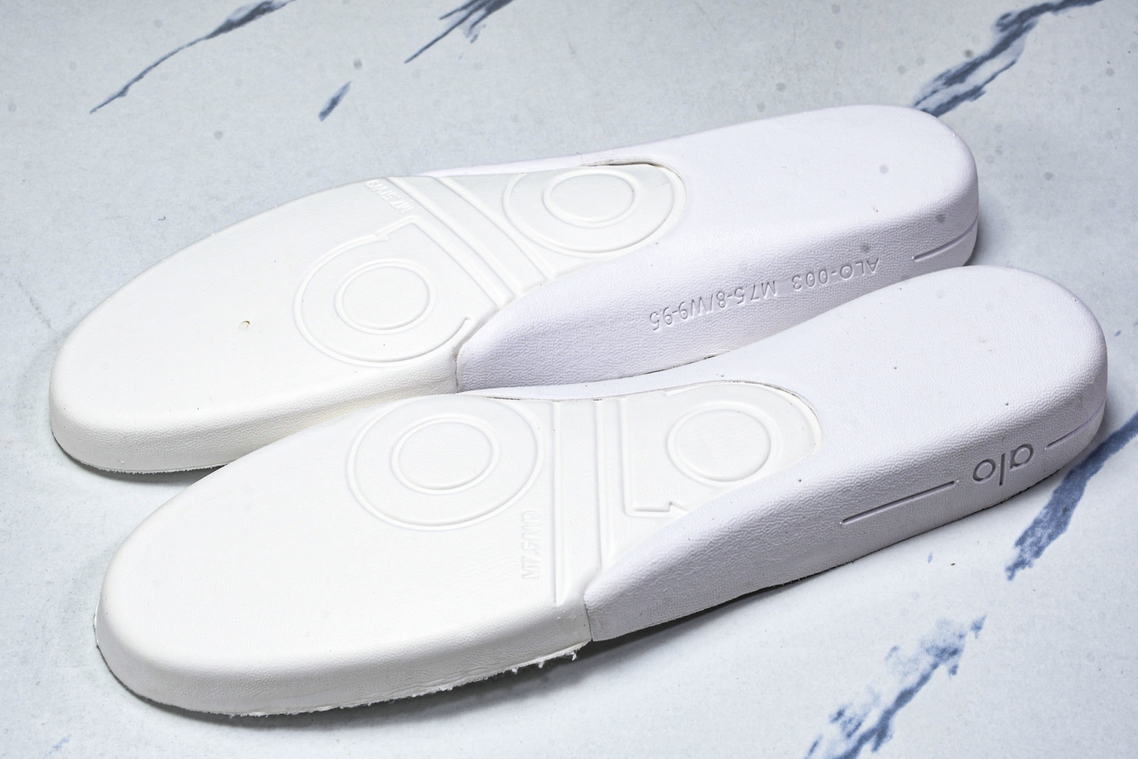 ALo yoga 尺码35-46

纯原版出品-ALo yoga Recover Mode Em 防滑耐