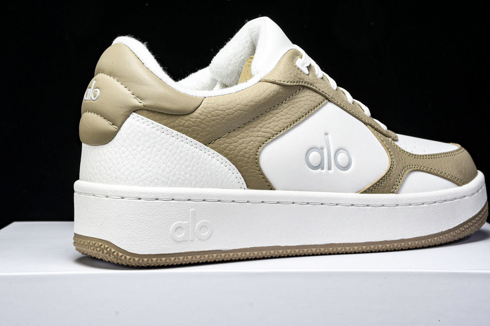 ALo yoga 尺码35-46

纯原版出品-ALo yoga Recover Mode Em 防滑耐