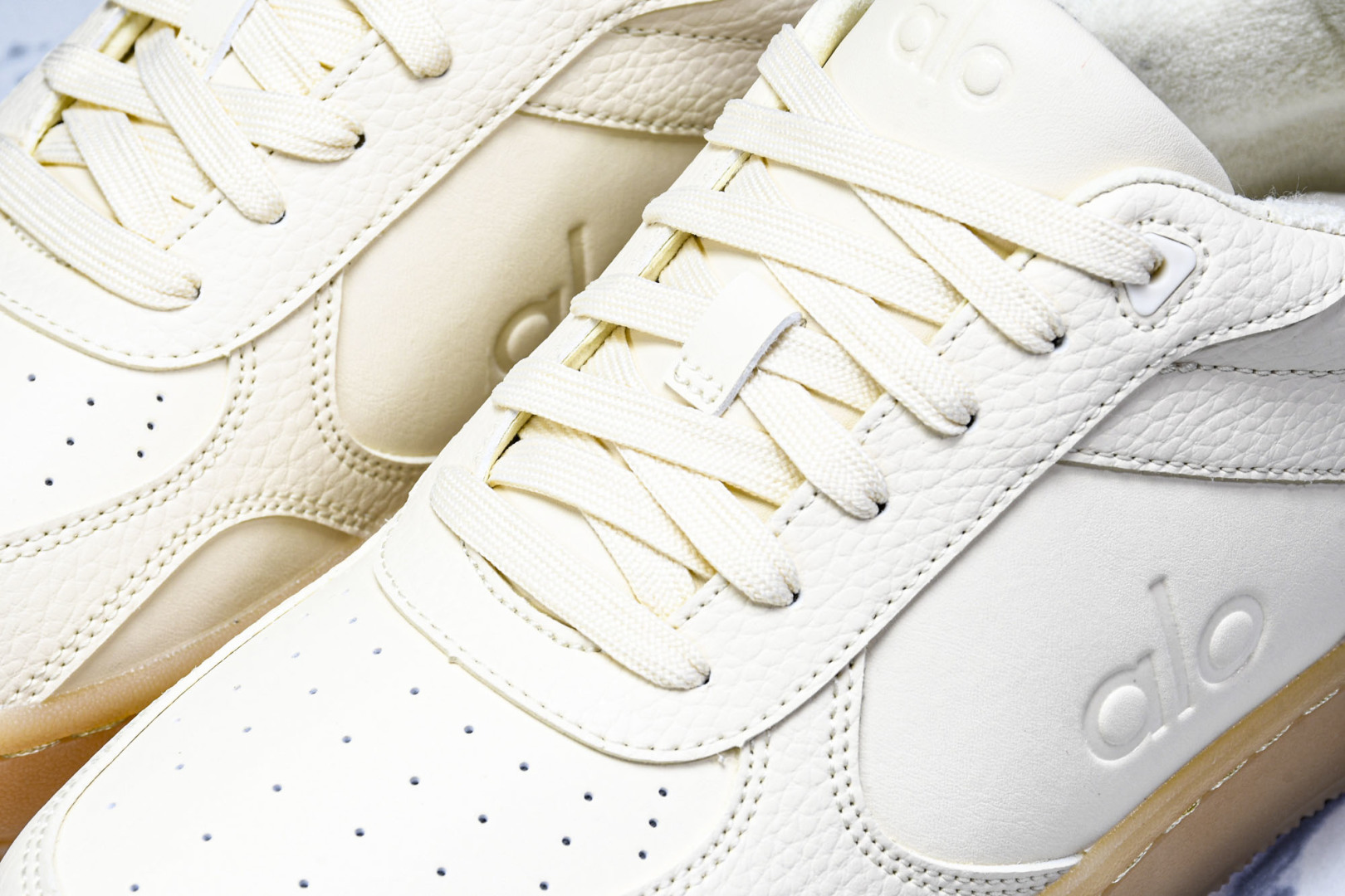 ALo yoga 尺码35-46

纯原版出品-ALo yoga Recover Mode Em 防滑耐