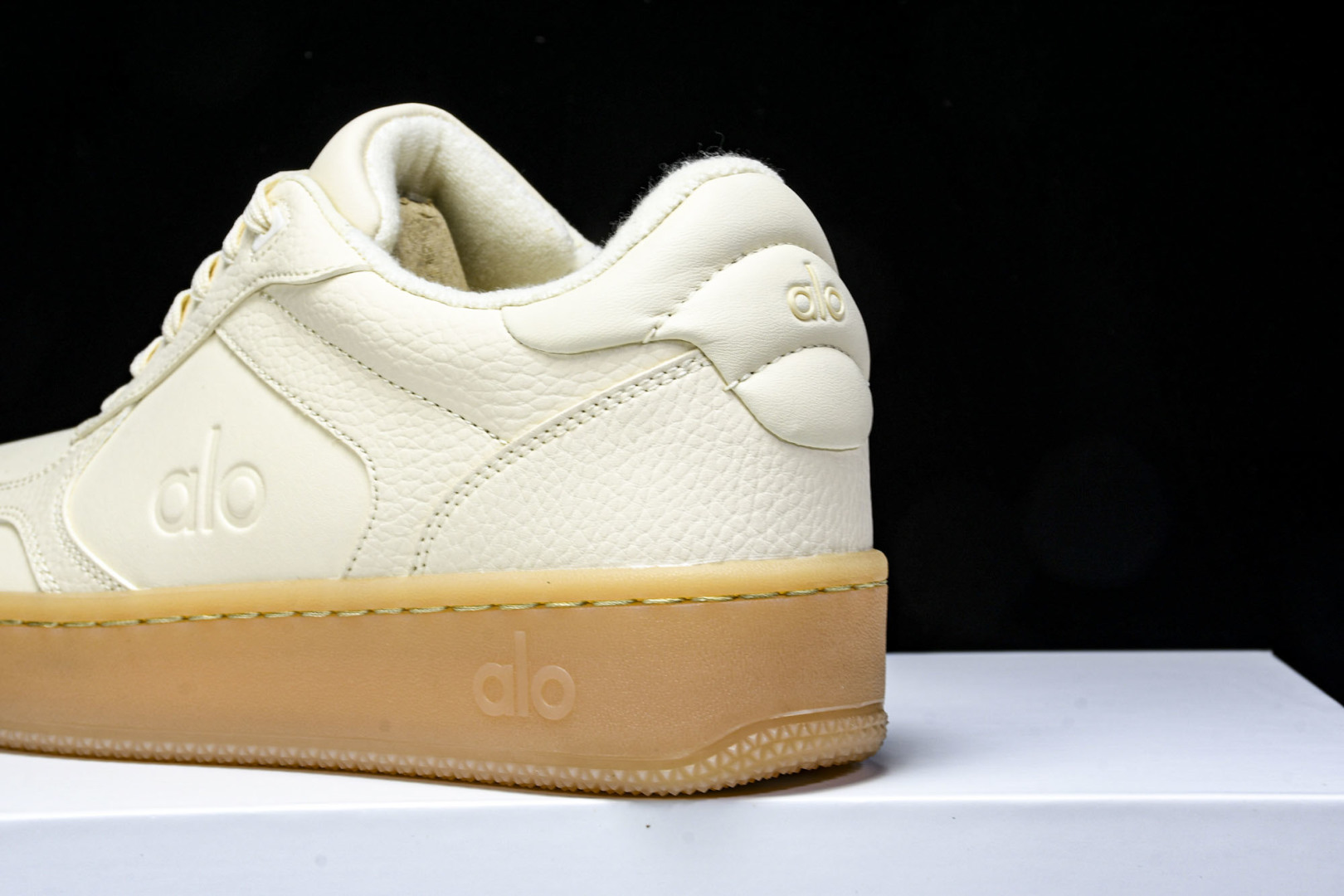 ALo yoga 尺码35-46

纯原版出品-ALo yoga Recover Mode Em 防滑耐