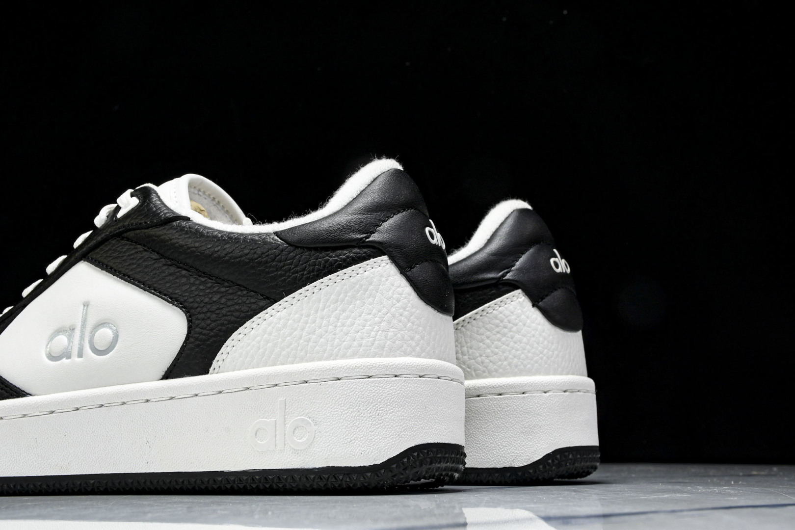 ALo yoga 尺码35-46

纯原版出品-ALo yoga Recover Mode Em 防滑耐