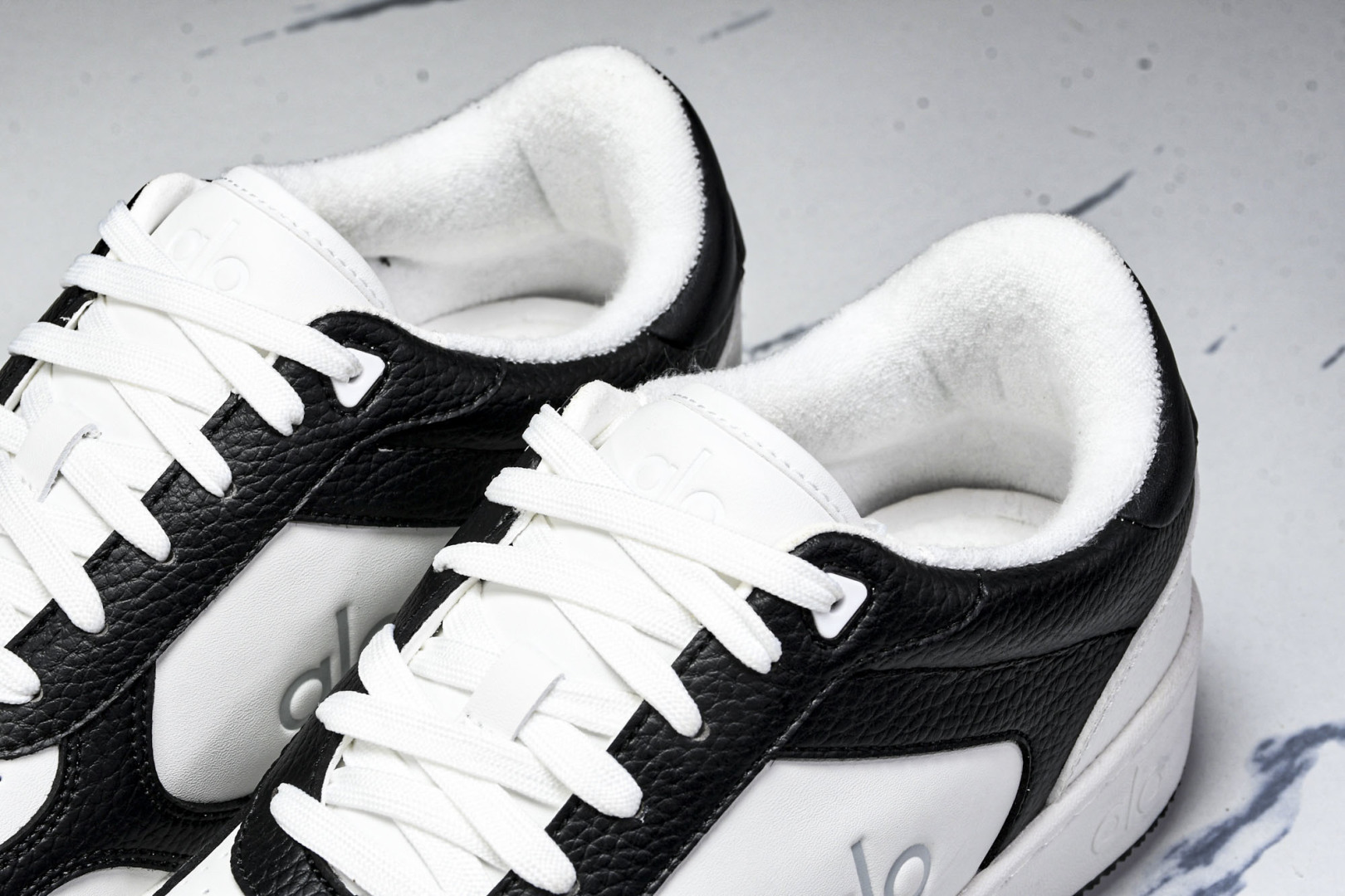 ALo yoga 尺码35-46

纯原版出品-ALo yoga Recover Mode Em 防滑耐