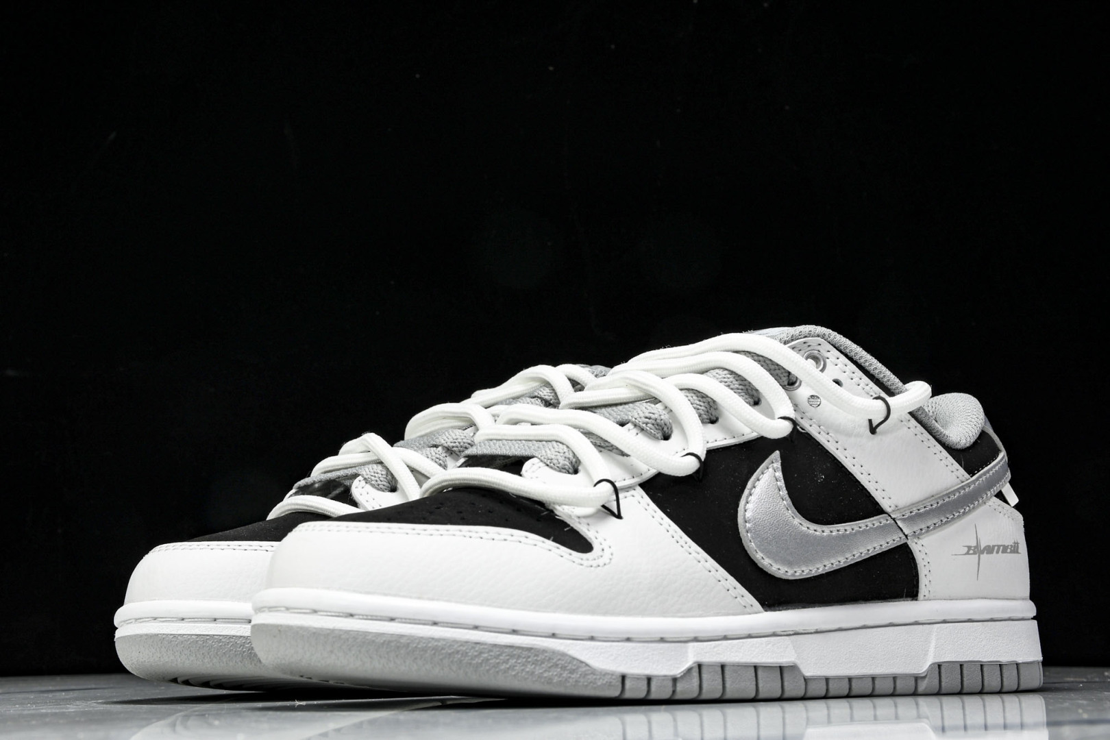 Dunk 尺码36-45

纯原版出品-SB Dunk Low Just Do it 绑带黑银 周年高端