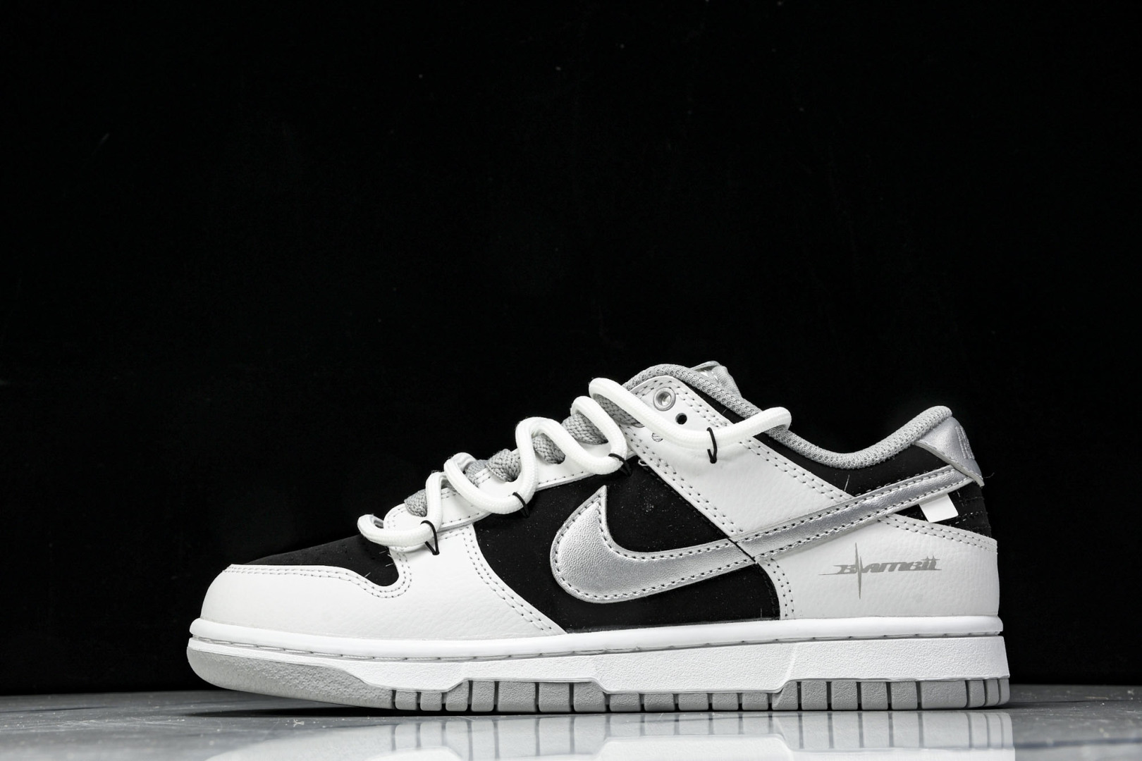 Dunk 尺码36-45

纯原版出品-SB Dunk Low Just Do it 绑带黑银 周年高端