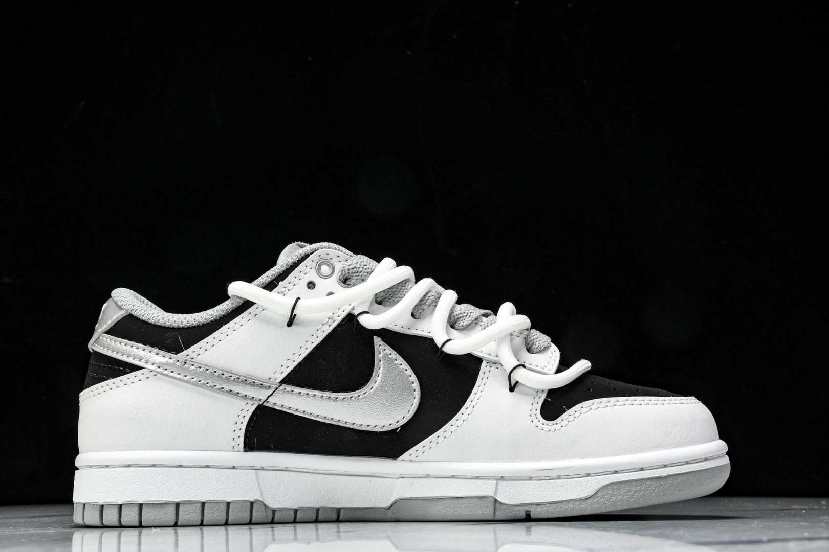 Dunk 尺码36-45

纯原版出品-SB Dunk Low Just Do it 绑带黑银 周年高端