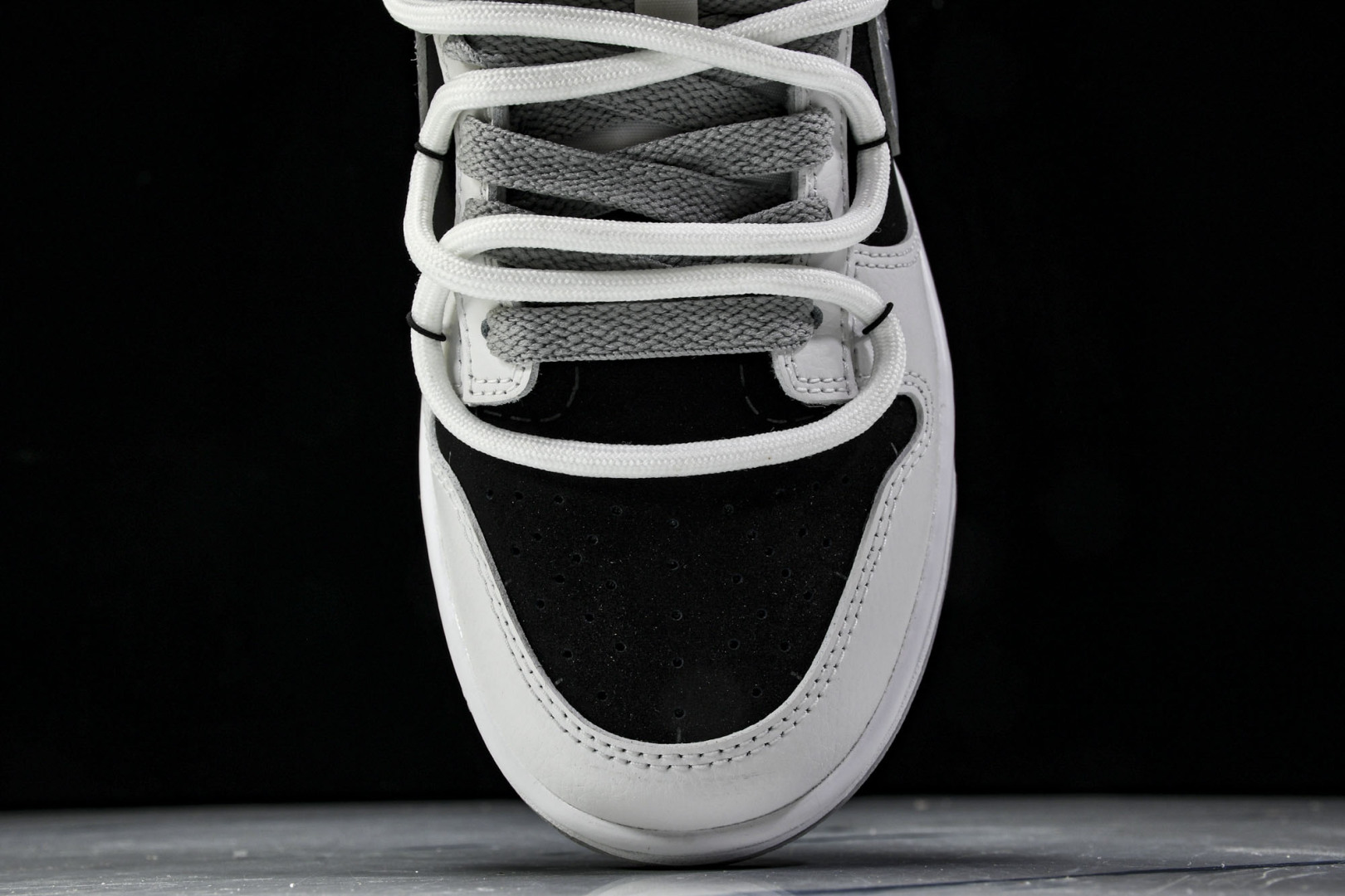 Dunk 尺码36-45

纯原版出品-SB Dunk Low Just Do it 绑带黑银 周年高端