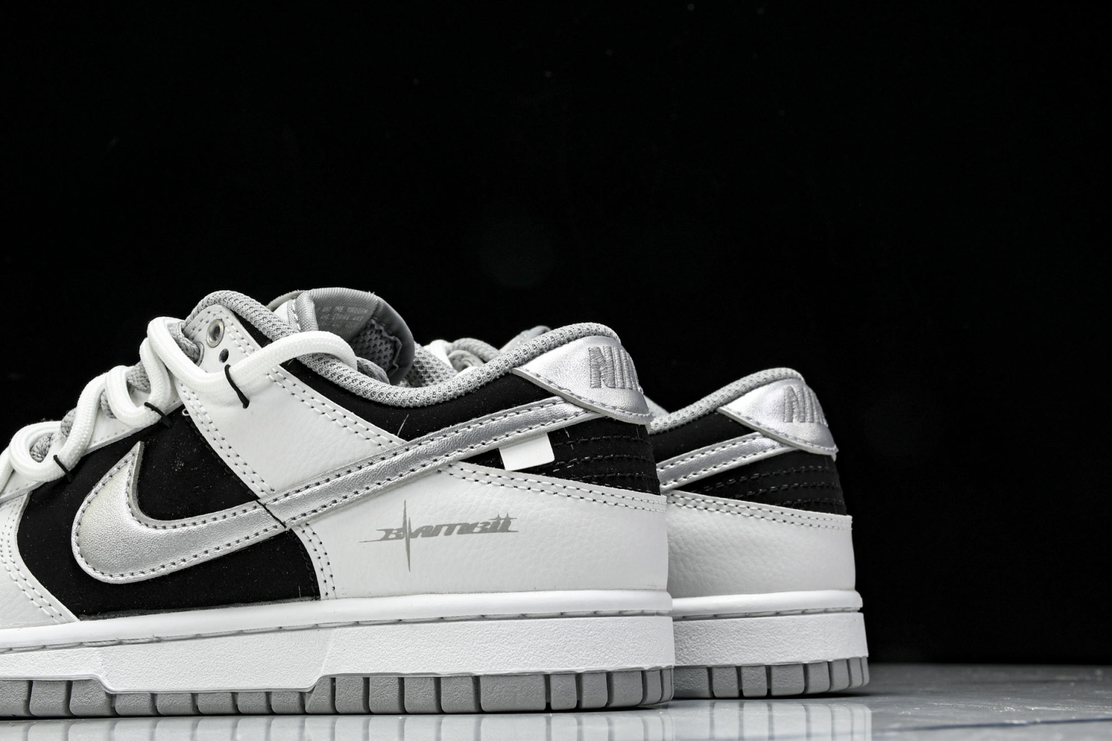 Dunk 尺码36-45

纯原版出品-SB Dunk Low Just Do it 绑带黑银 周年高端