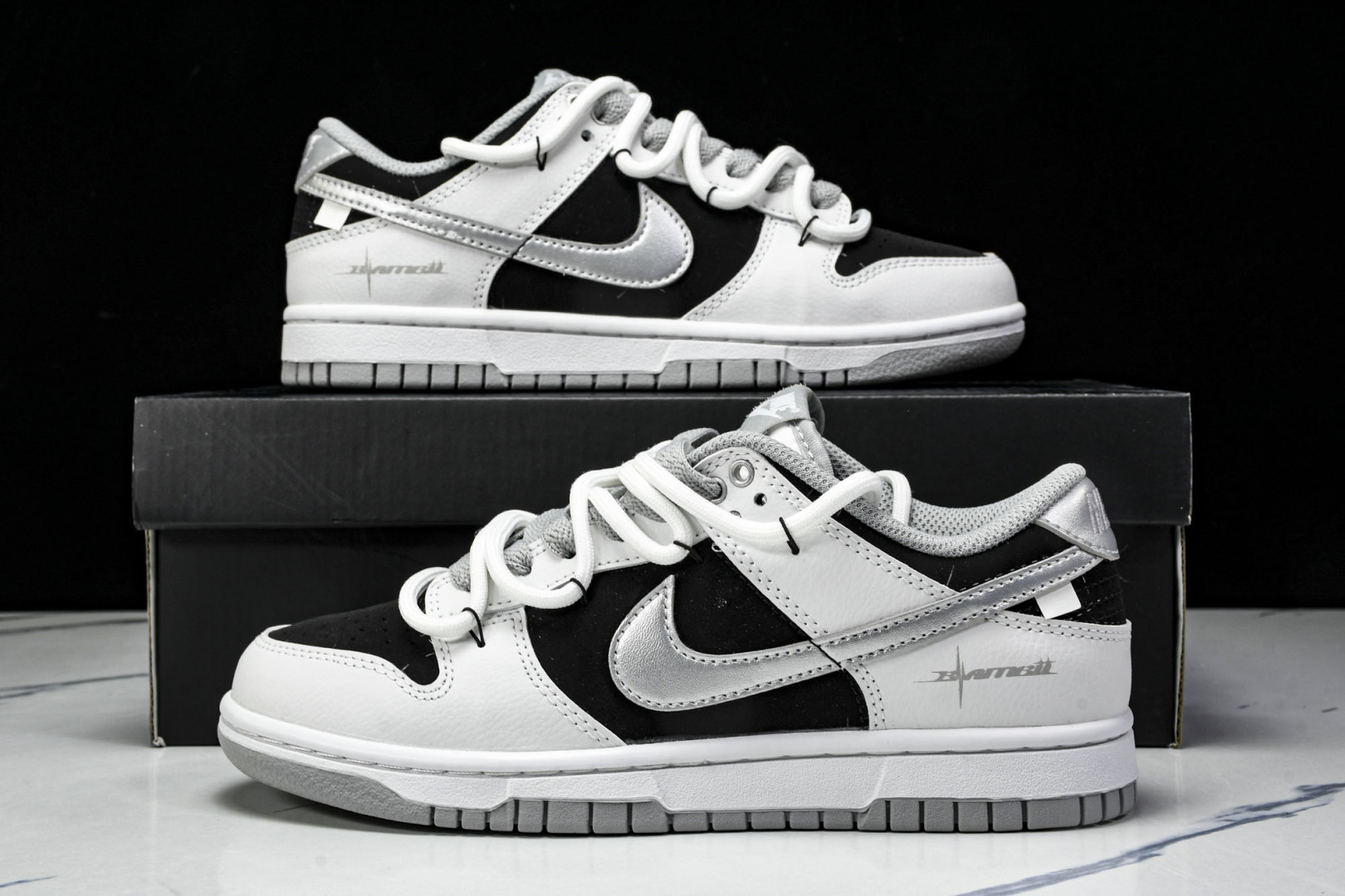 Dunk 尺码36-45

纯原版出品-SB Dunk Low Just Do it 绑带黑银 周年高端