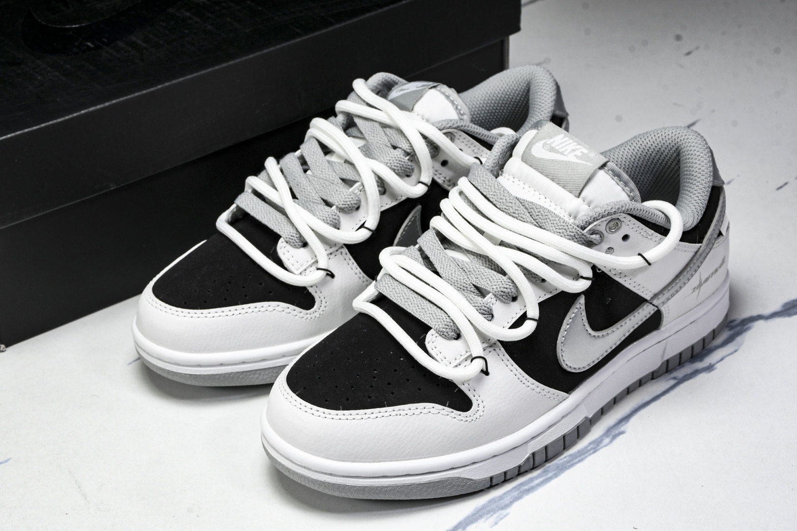 Dunk 尺码36-45

纯原版出品-SB Dunk Low Just Do it 绑带黑银 周年高端