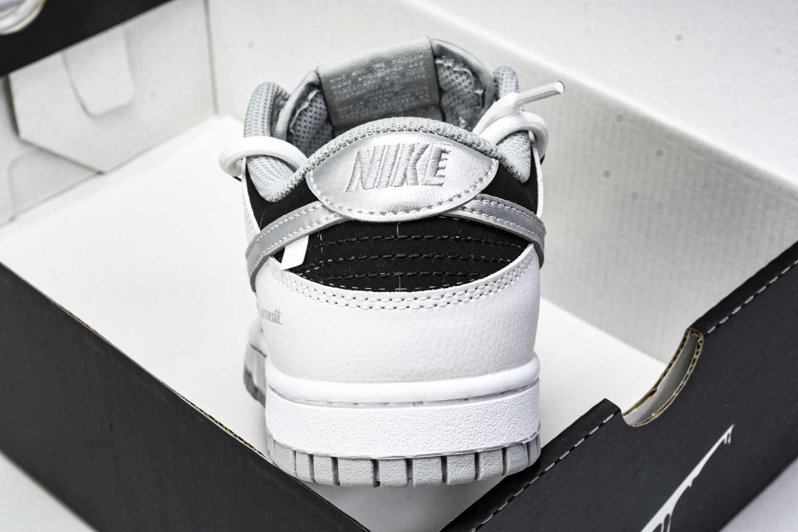 Dunk 尺码36-45

纯原版出品-SB Dunk Low Just Do it 绑带黑银 周年高端