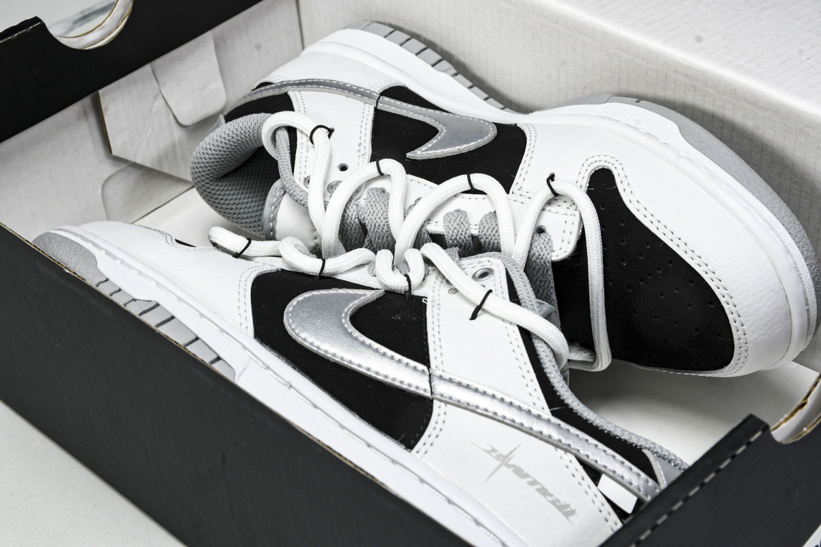 Dunk 尺码36-45

纯原版出品-SB Dunk Low Just Do it 绑带黑银 周年高端
