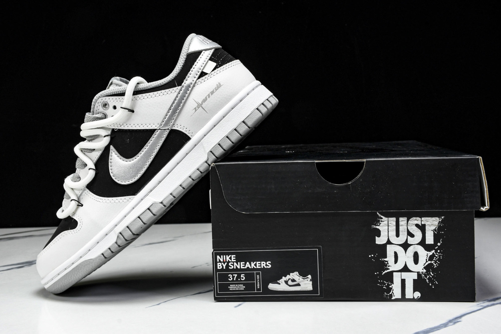 Dunk 尺码36-45

纯原版出品-SB Dunk Low Just Do it 绑带黑银 周年高端