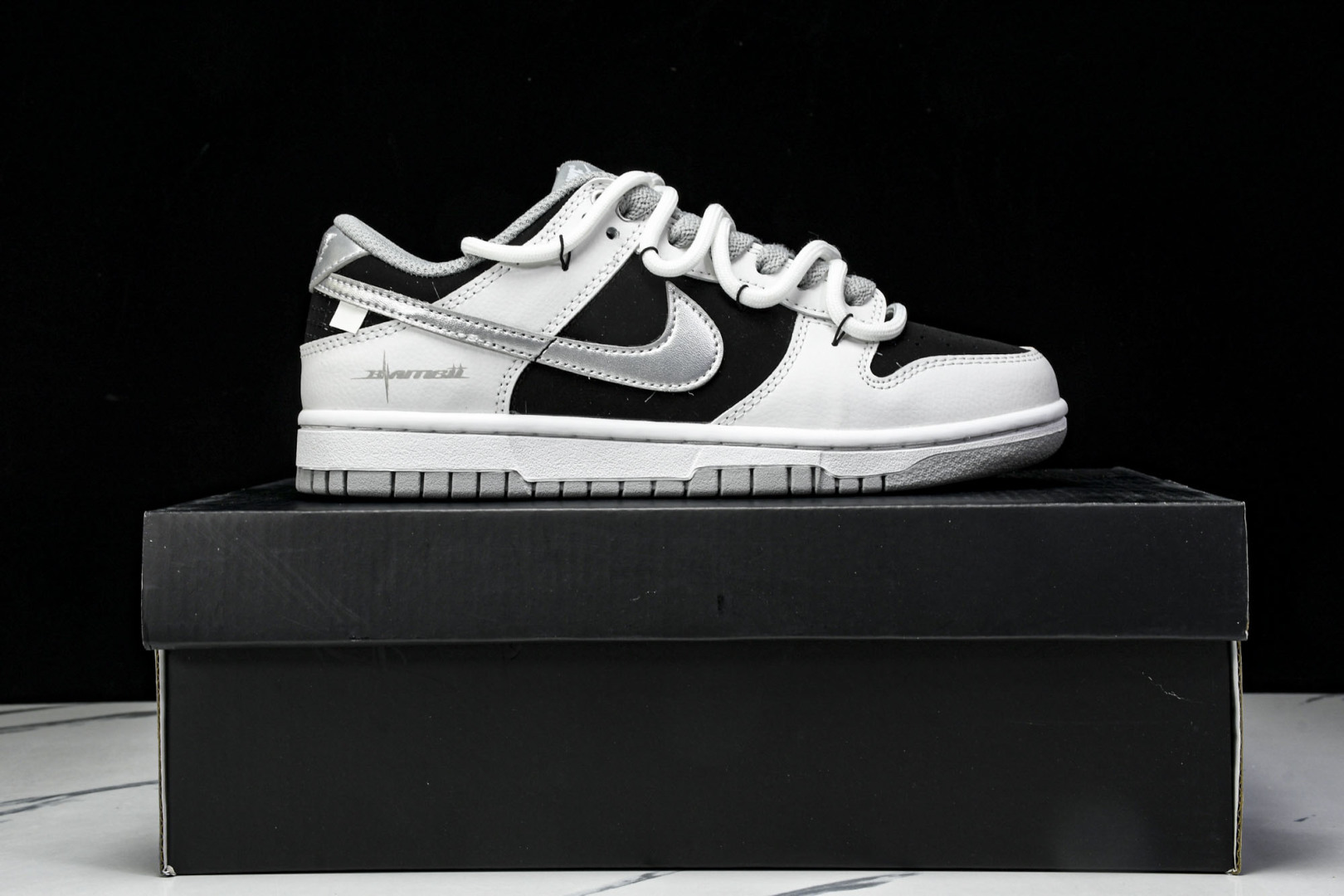 Dunk 尺码36-45

纯原版出品-SB Dunk Low Just Do it 绑带黑银 周年高端