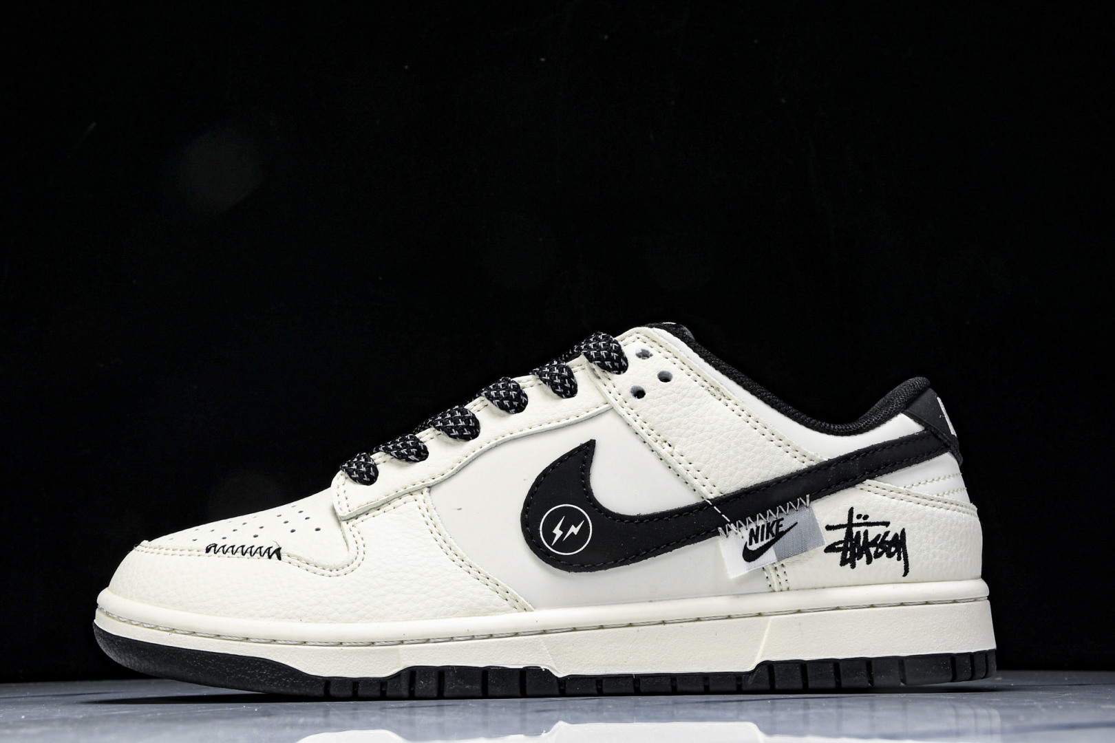 Dunk 尺码36-45

纯原版出品-SB Dunk Low 斯图西联名 闪电米黑 高端定制 低帮休闲