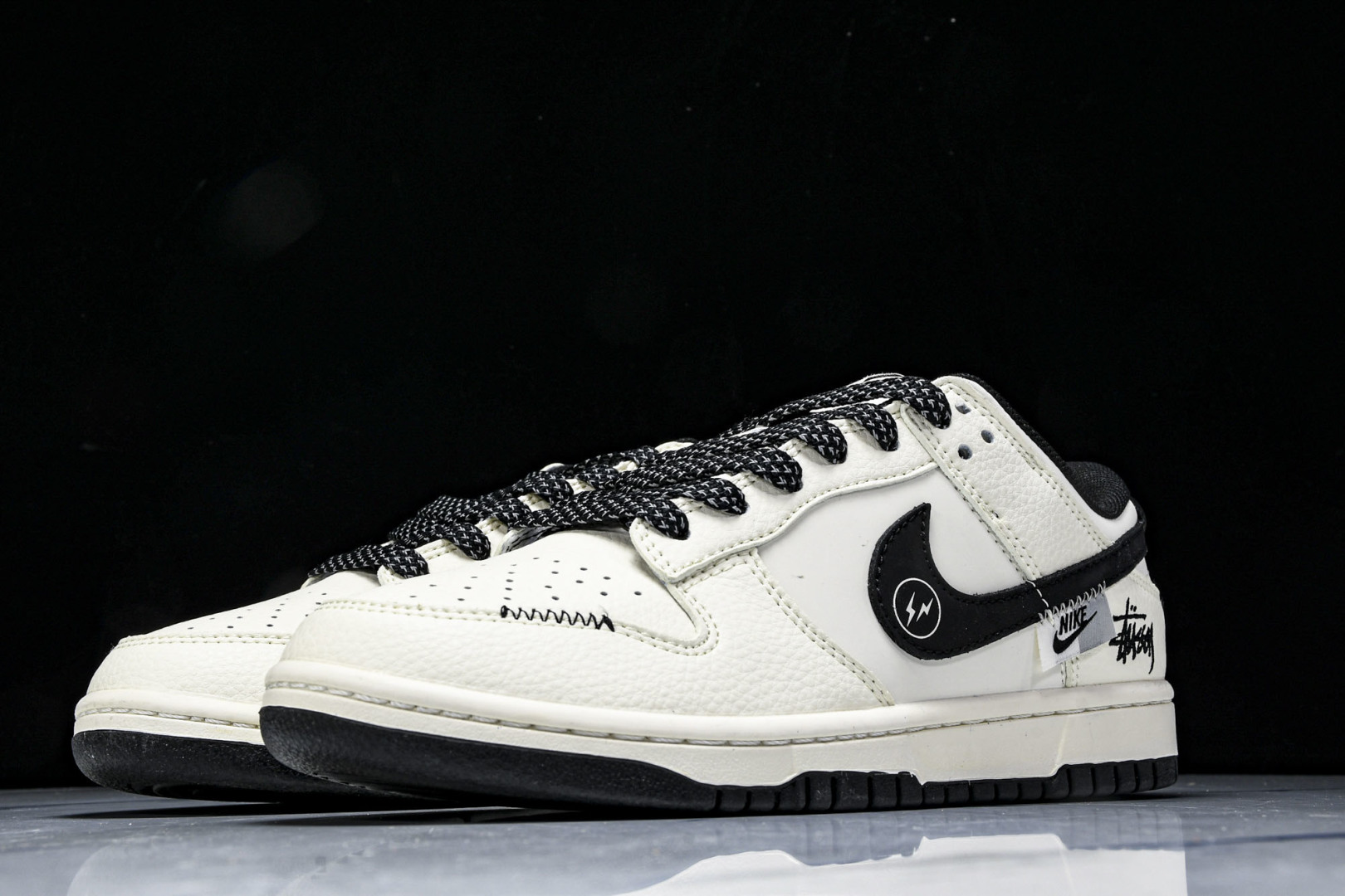 Dunk 尺码36-45

纯原版出品-SB Dunk Low 斯图西联名 闪电米黑 高端定制 低帮休闲