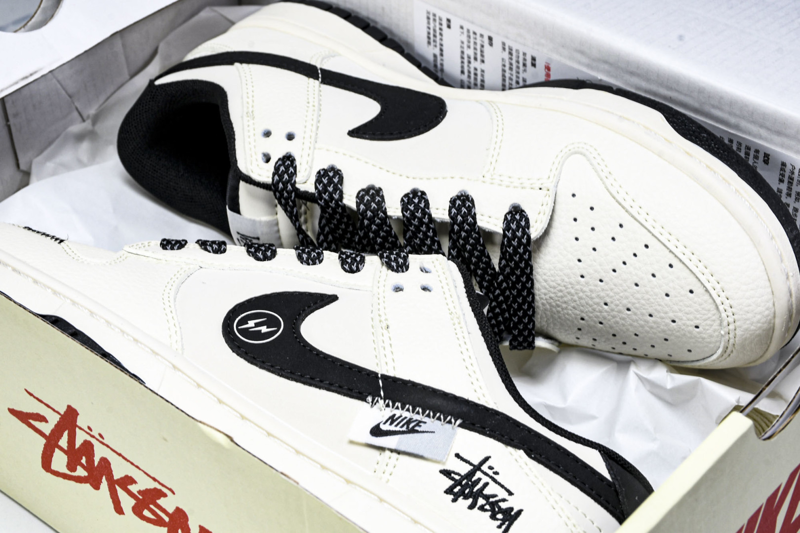 Dunk 尺码36-45

纯原版出品-SB Dunk Low 斯图西联名 闪电米黑 高端定制 低帮休闲
