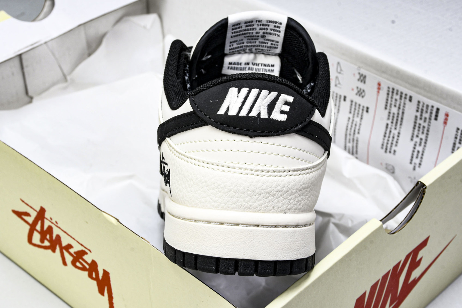 Dunk 尺码36-45

纯原版出品-SB Dunk Low 斯图西联名 闪电米黑 高端定制 低帮休闲