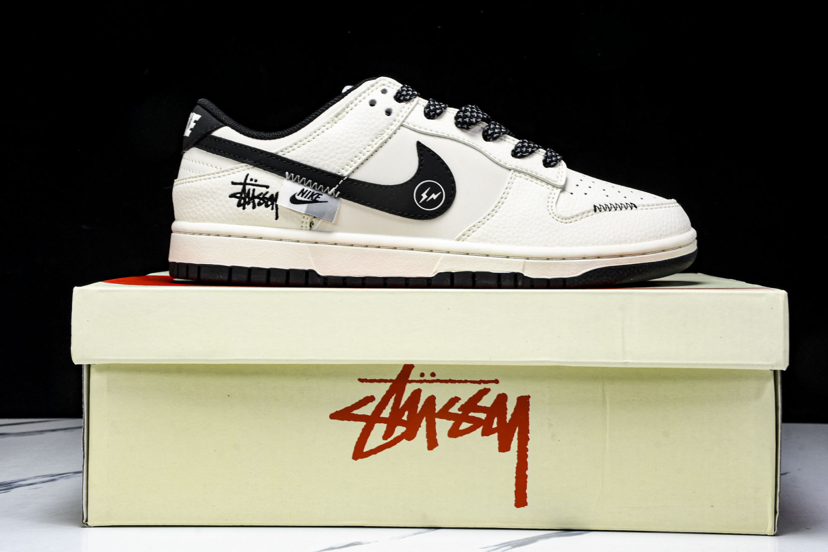 Dunk 尺码36-45

纯原版出品-SB Dunk Low 斯图西联名 闪电米黑 高端定制 低帮休闲