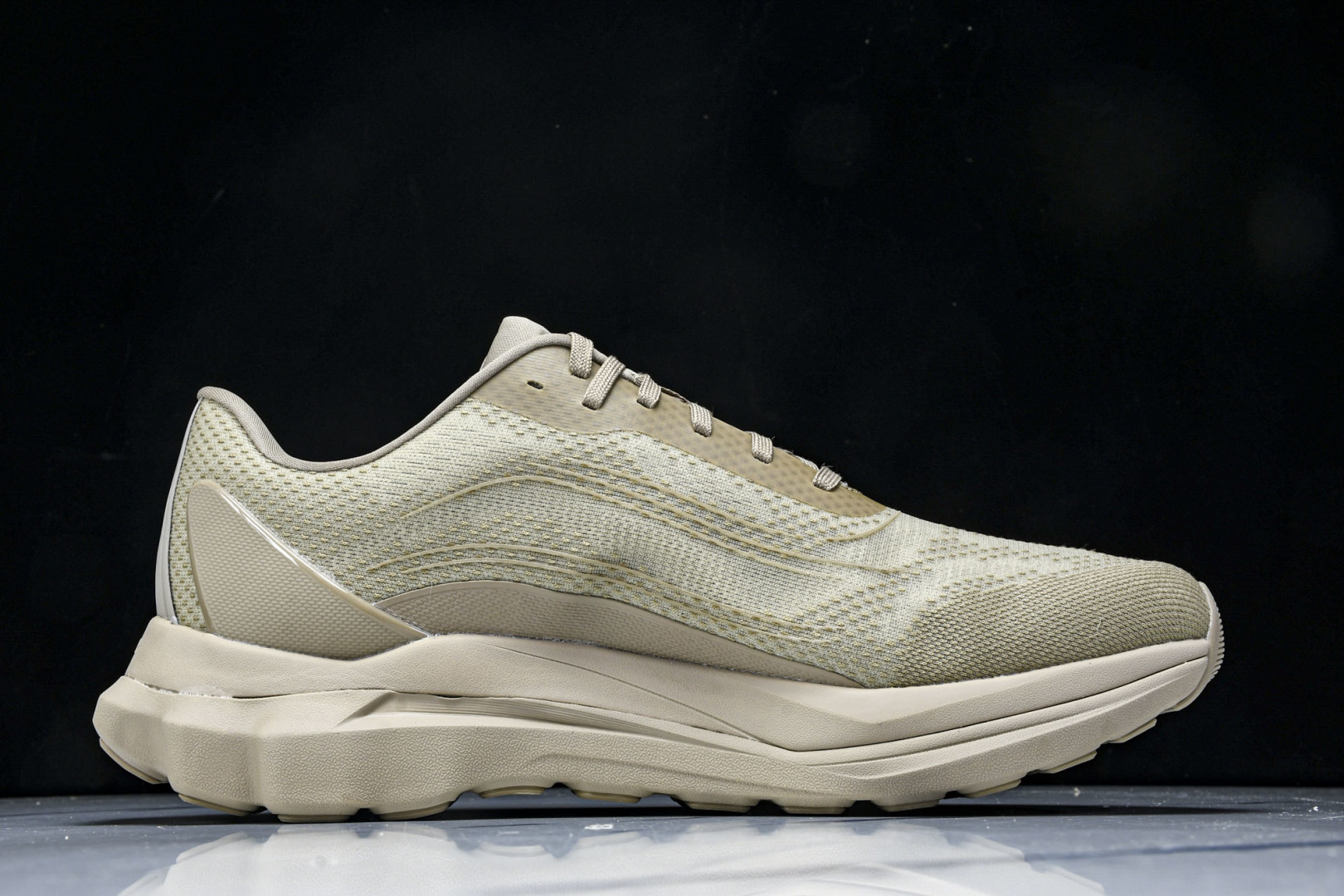 Alo 尺码36-45

纯原版出品-Alo Runner 舒适百搭透气减震 低帮跑步鞋 男女同款 YZ