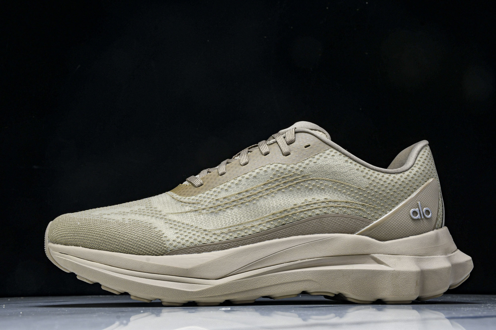 Alo 尺码36-45

纯原版出品-Alo Runner 舒适百搭透气减震 低帮跑步鞋 男女同款 YZ