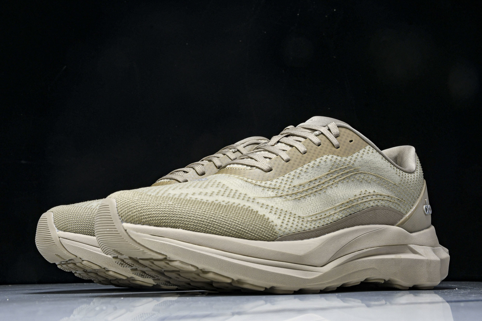 Alo 尺码36-45

纯原版出品-Alo Runner 舒适百搭透气减震 低帮跑步鞋 男女同款 YZ