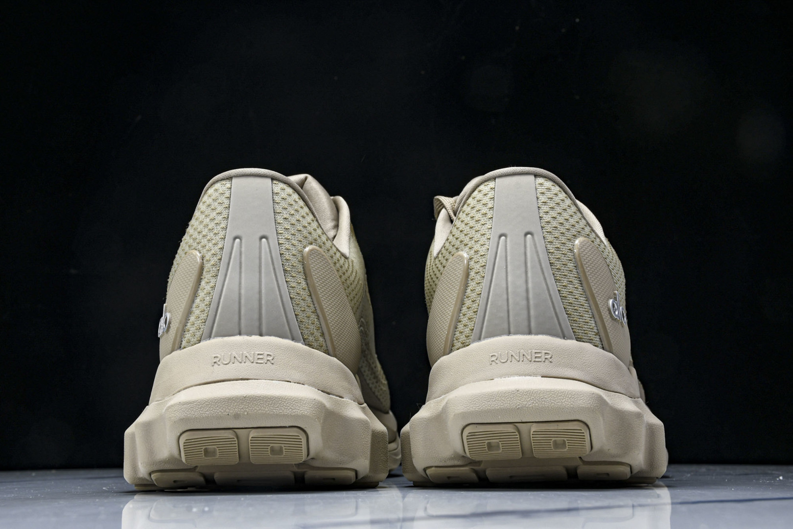 Alo 尺码36-45

纯原版出品-Alo Runner 舒适百搭透气减震 低帮跑步鞋 男女同款 YZ