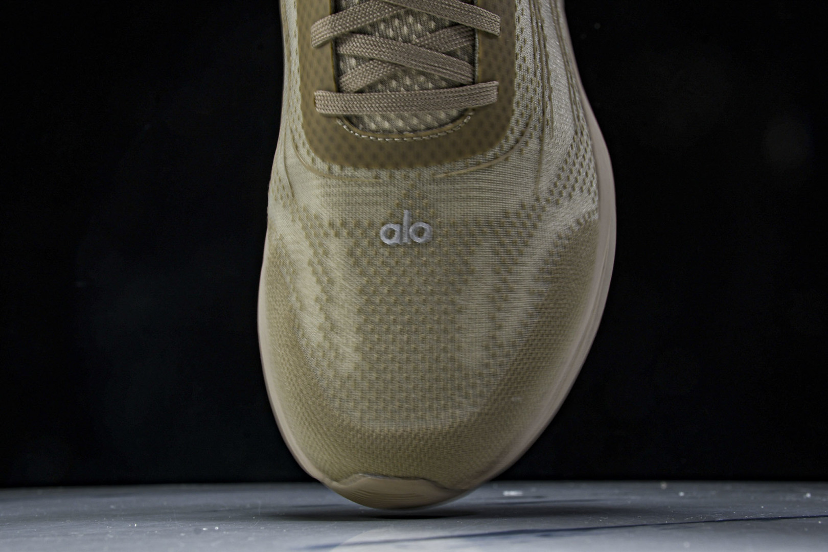 Alo 尺码36-45

纯原版出品-Alo Runner 舒适百搭透气减震 低帮跑步鞋 男女同款 YZ