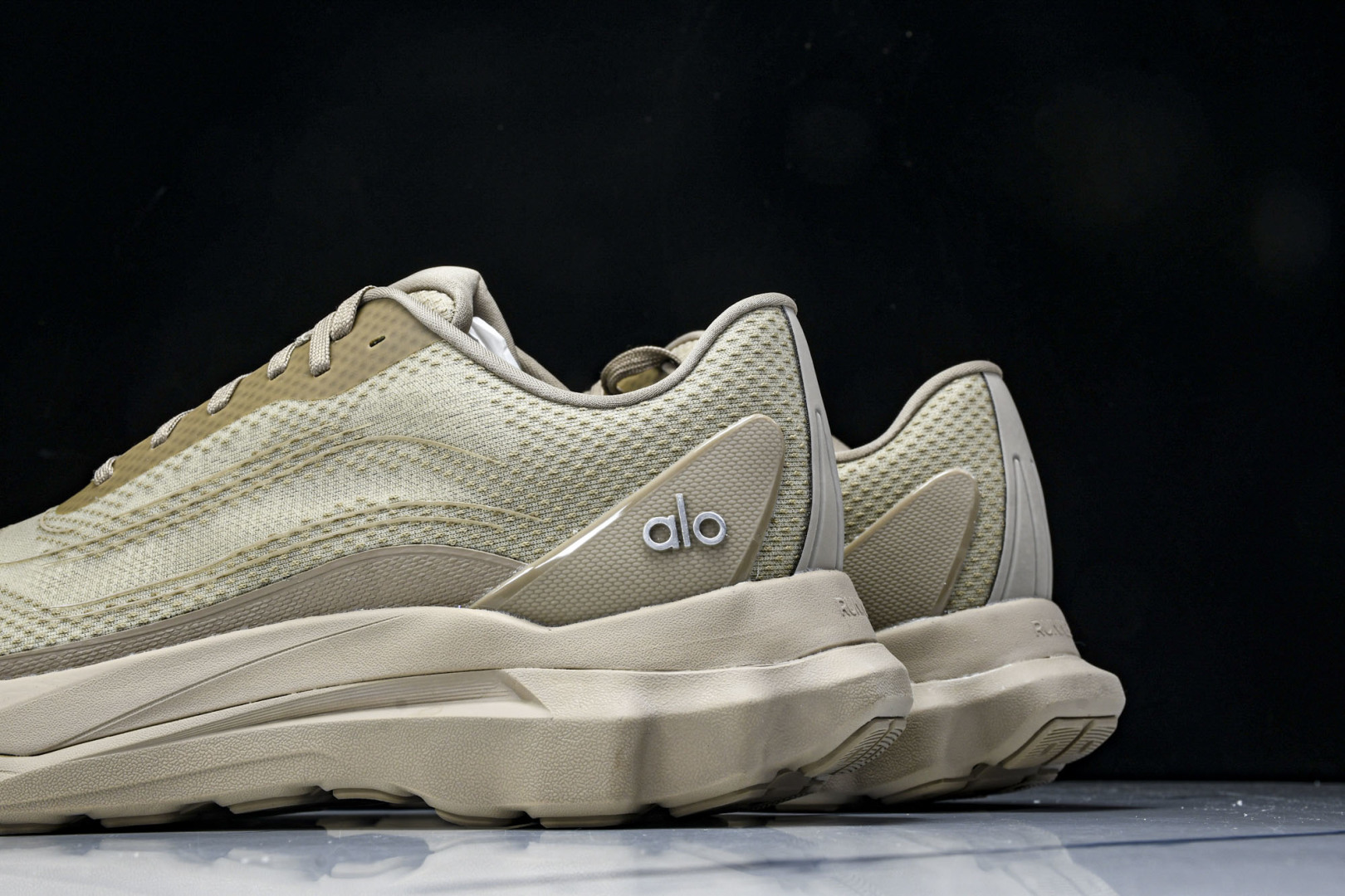 Alo 尺码36-45

纯原版出品-Alo Runner 舒适百搭透气减震 低帮跑步鞋 男女同款 YZ