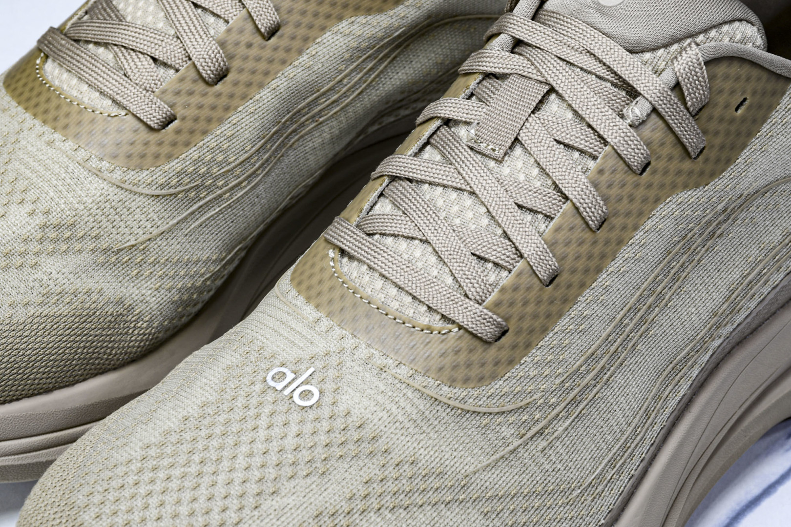 Alo 尺码36-45

纯原版出品-Alo Runner 舒适百搭透气减震 低帮跑步鞋 男女同款 YZ