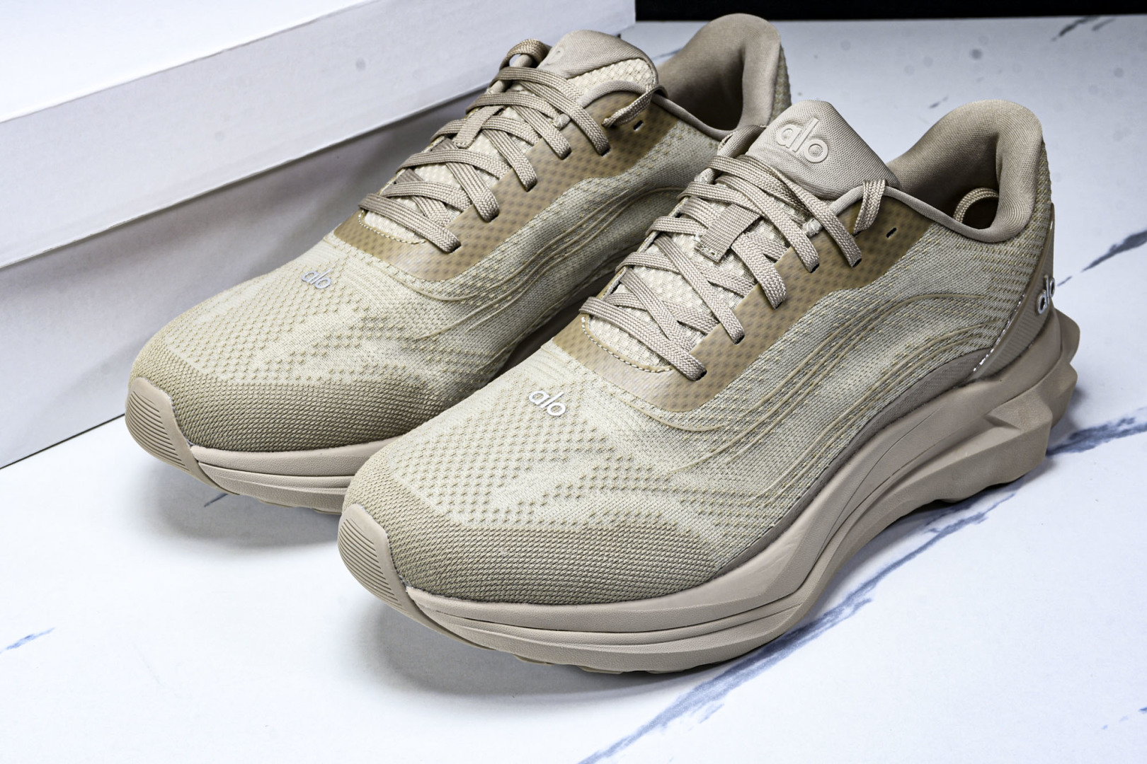 Alo 尺码36-45

纯原版出品-Alo Runner 舒适百搭透气减震 低帮跑步鞋 男女同款 YZ