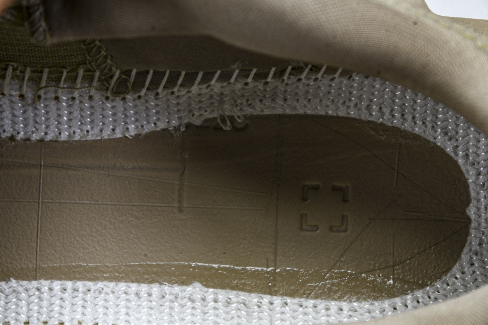 Alo 尺码36-45

纯原版出品-Alo Runner 舒适百搭透气减震 低帮跑步鞋 男女同款 YZ