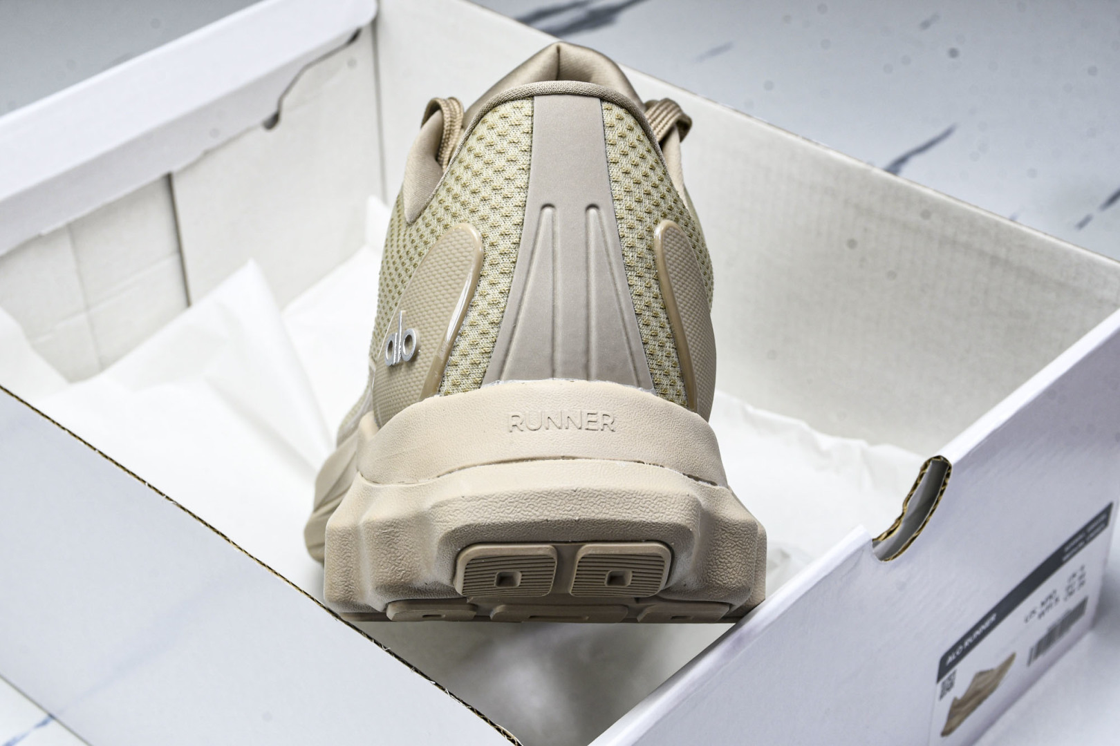 Alo 尺码36-45

纯原版出品-Alo Runner 舒适百搭透气减震 低帮跑步鞋 男女同款 YZ