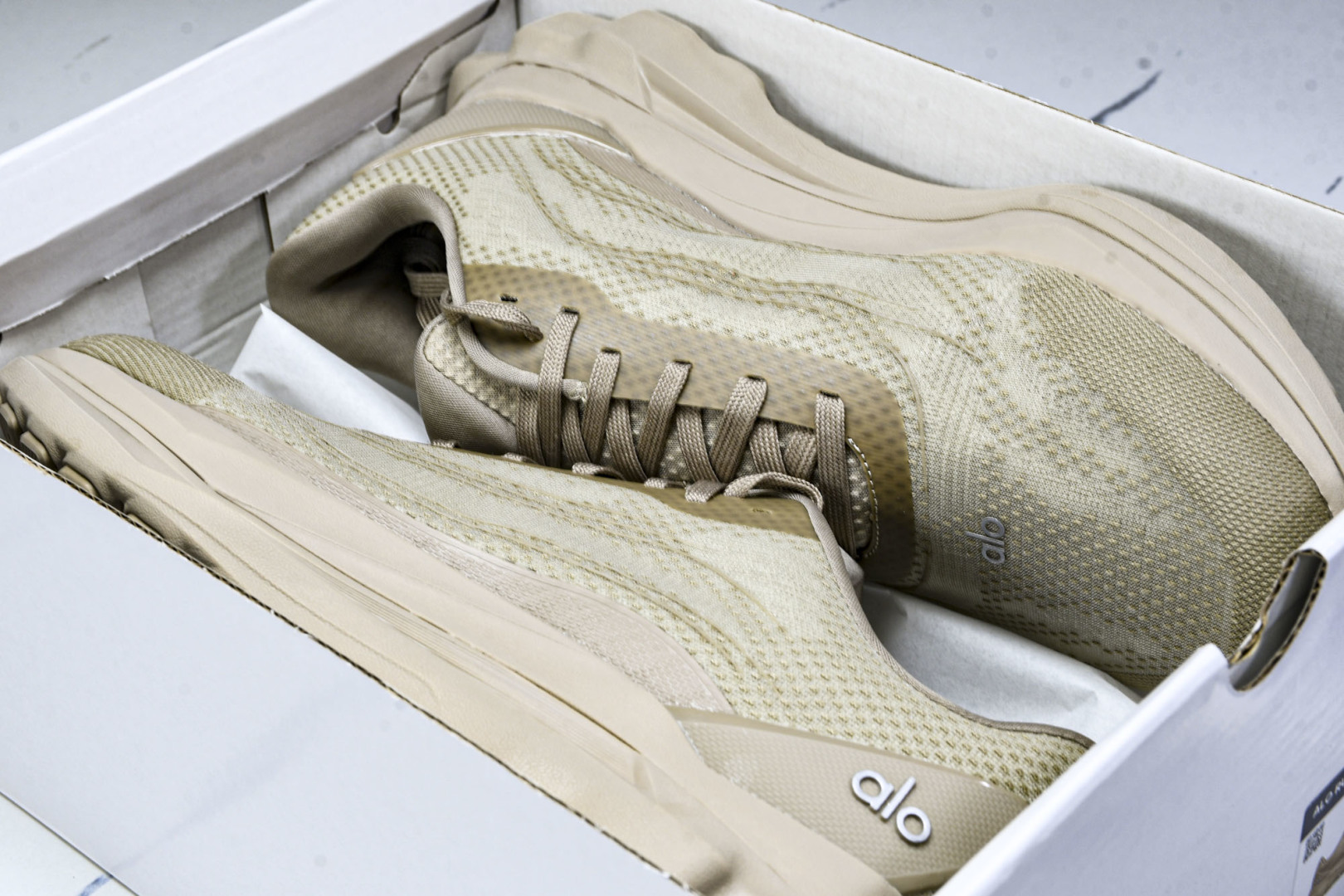 Alo 尺码36-45

纯原版出品-Alo Runner 舒适百搭透气减震 低帮跑步鞋 男女同款 YZ
