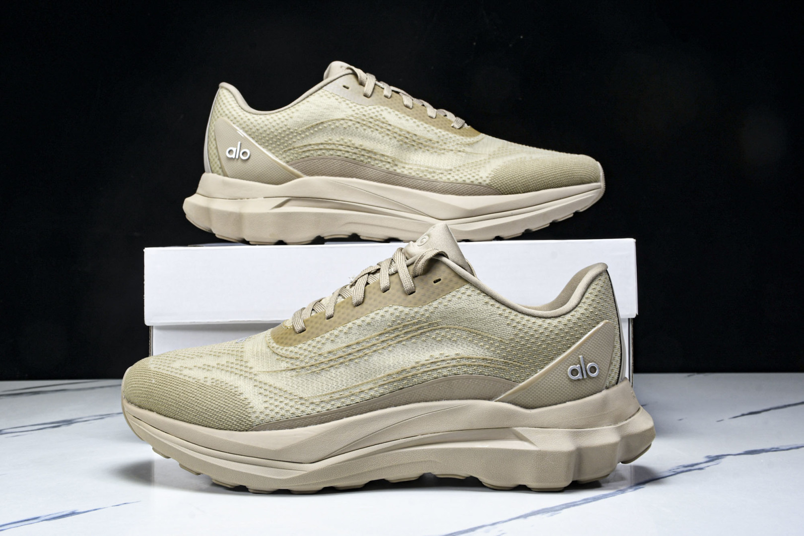 Alo 尺码36-45

纯原版出品-Alo Runner 舒适百搭透气减震 低帮跑步鞋 男女同款 YZ