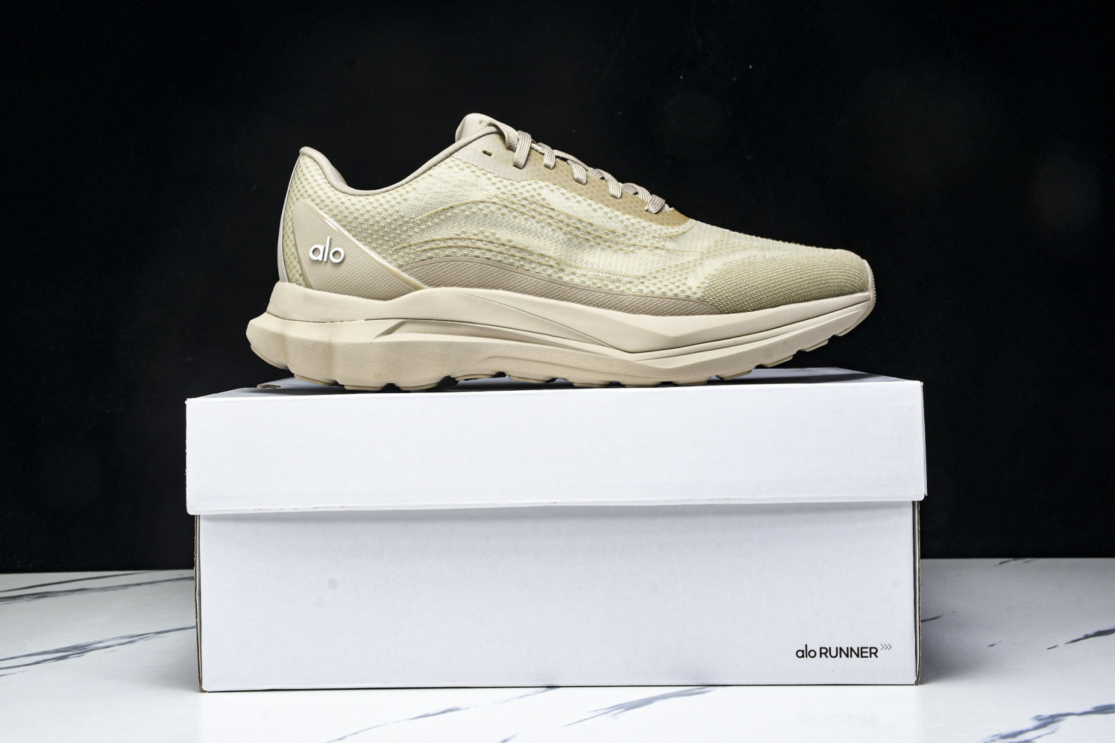 Alo 尺码36-45

纯原版出品-Alo Runner 舒适百搭透气减震 低帮跑步鞋 男女同款 YZ