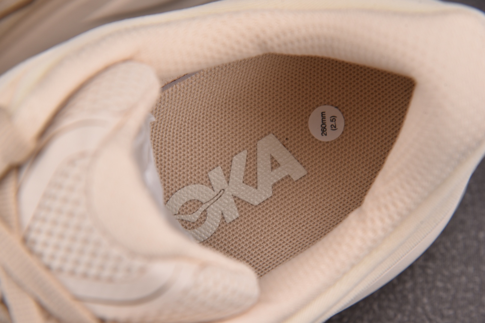 HOKA 尺码36-45

纯原版出品-Hoka One One Bondi 9 米色 -VCH YZ0