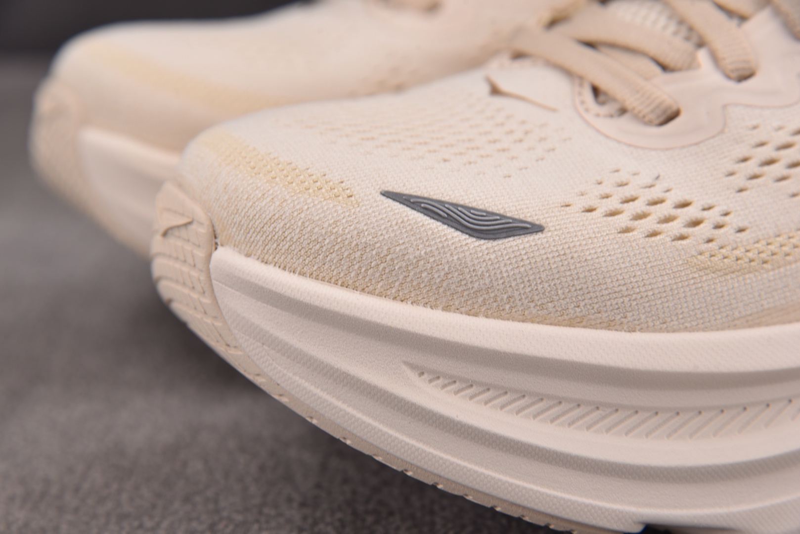 HOKA 尺码36-45

纯原版出品-Hoka One One Bondi 9 米色 -VCH YZ0