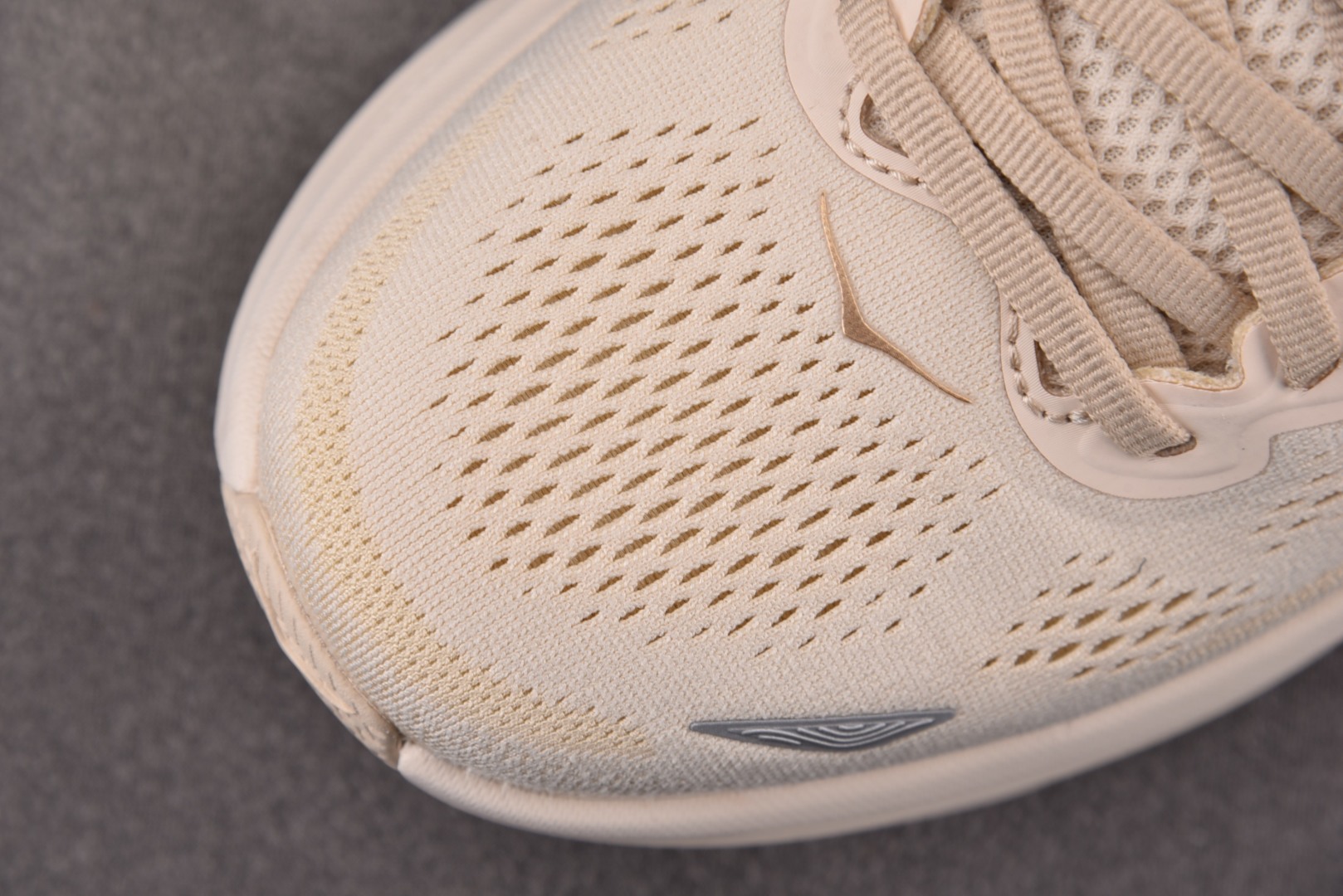 HOKA 尺码36-45

纯原版出品-Hoka One One Bondi 9 米色 -VCH YZ0