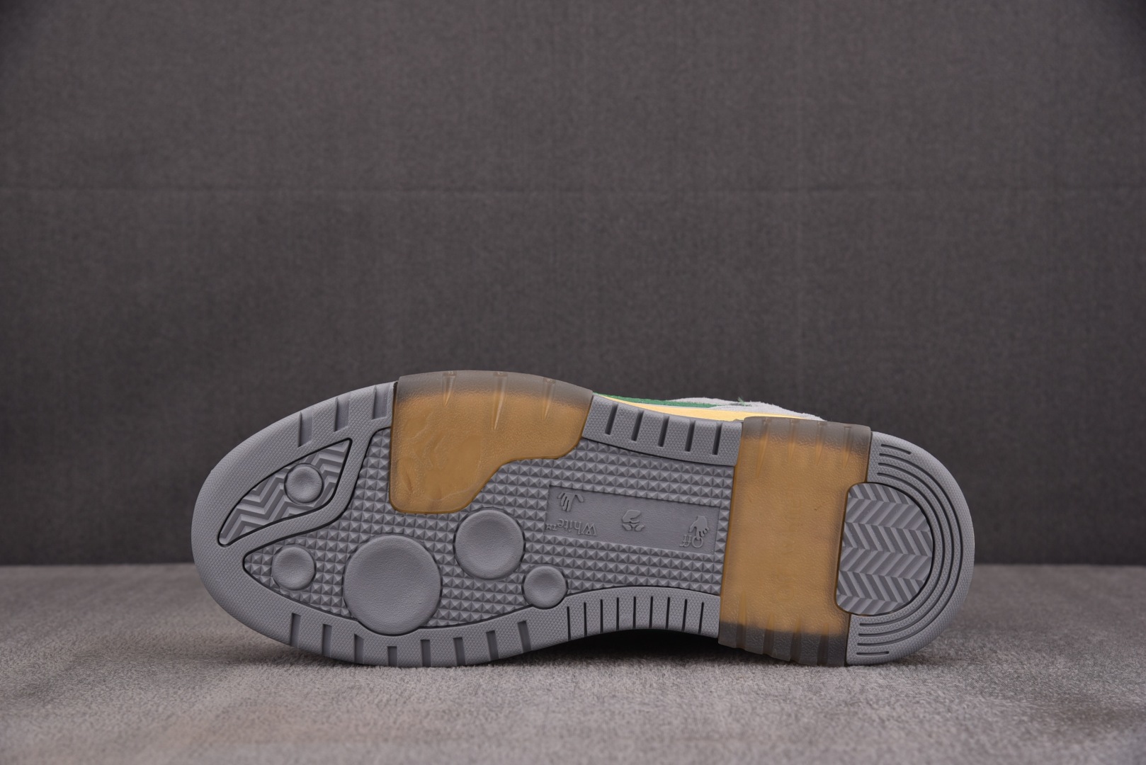 OFF 尺码36-47

纯原版出品-OFF-WHITE 绒面革 皮革 潮流 舒适 耐磨 板鞋 男女款 