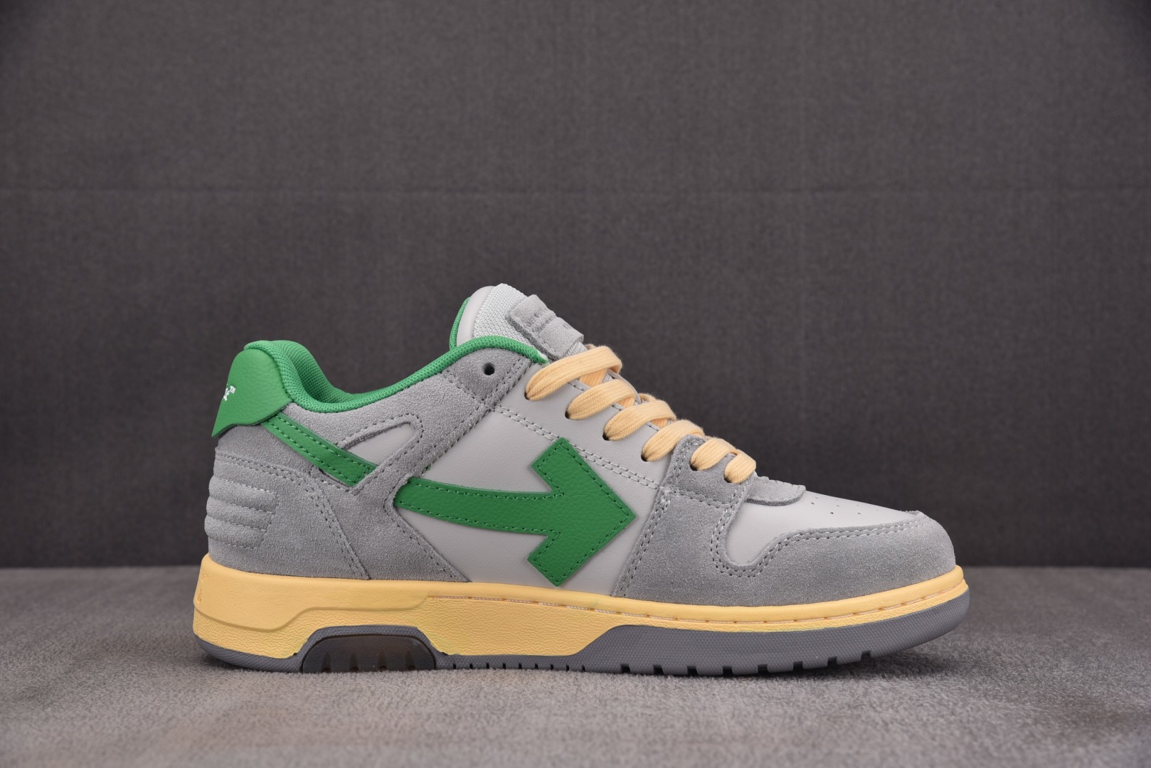 OFF 尺码36-47

纯原版出品-OFF-WHITE 绒面革 皮革 潮流 舒适 耐磨 板鞋 男女款 