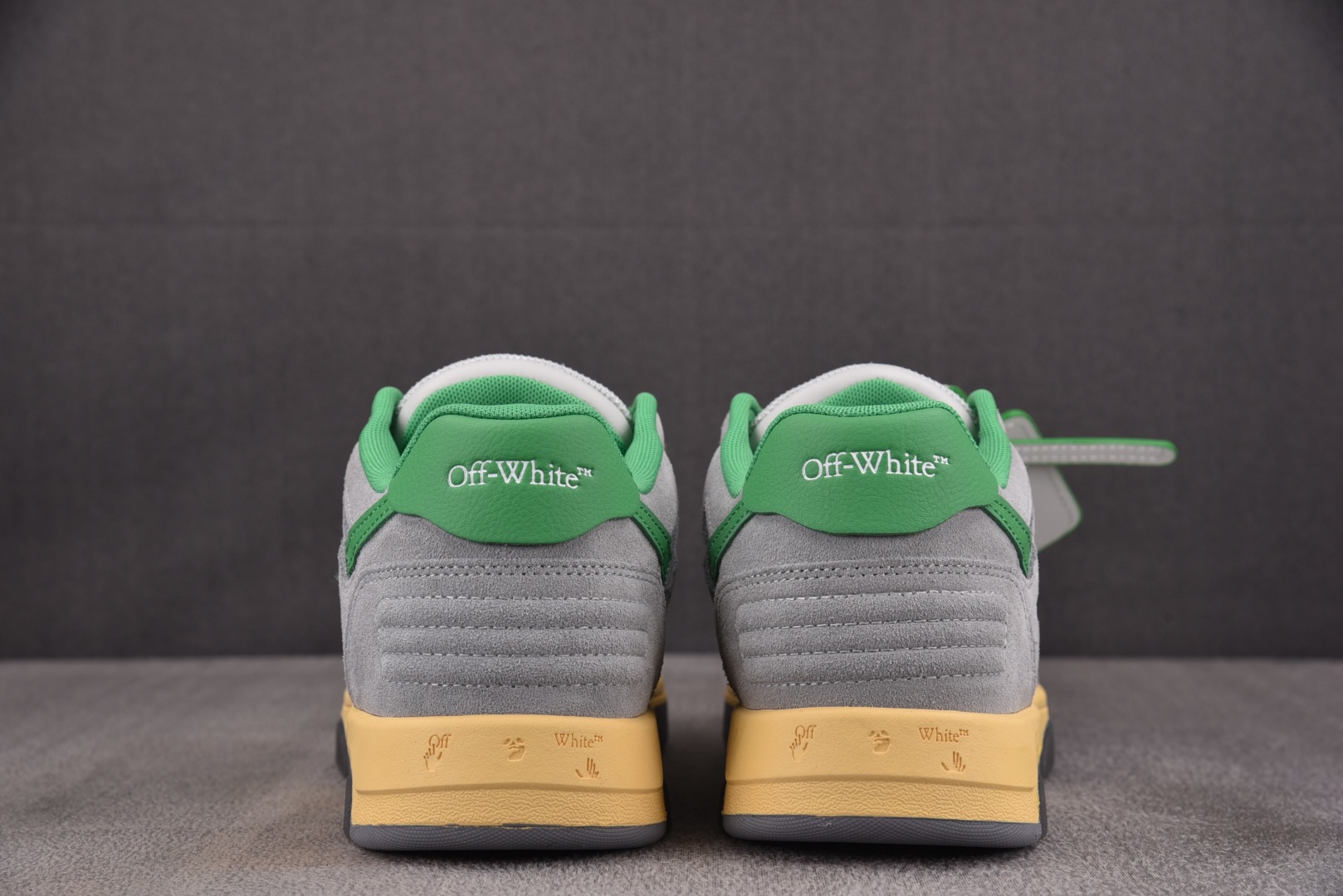 OFF 尺码36-47

纯原版出品-OFF-WHITE 绒面革 皮革 潮流 舒适 耐磨 板鞋 男女款 